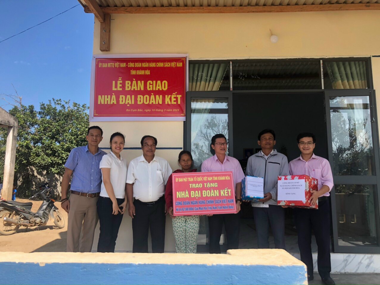 Khánh Hòa: Bàn giao 2 căn nhà Đại đoàn kết cho 2 hộ dân khó khăn của huyện miền núi - Ảnh 1. Khánh Hòa: Bàn giao 2 căn nhà Đại đoàn kết cho 2 hộ dân khó khăn của huyện miền núi - Ảnh 1.