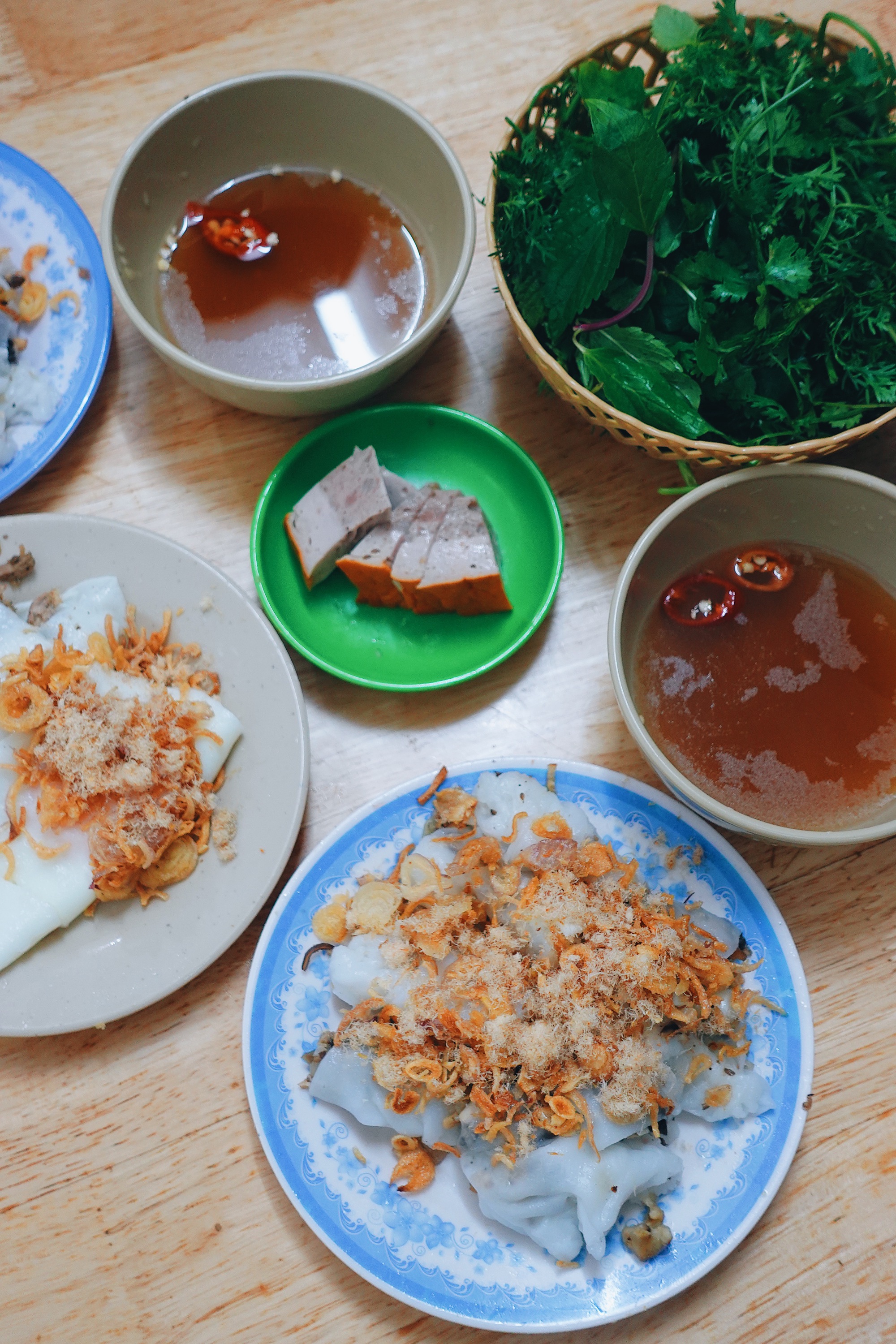 Hàng bánh cuốn nhân thịt gà &quot;độc nhất vô nhị&quot; ở Hà Nội, khách Tây và khách Việt đến nườm nượp mỗi ngày - Ảnh 1.