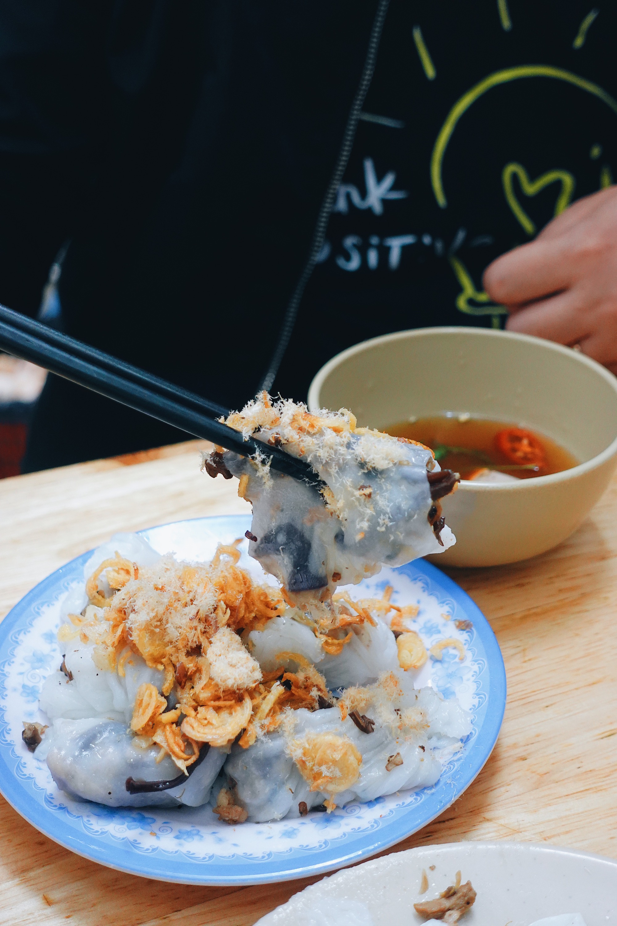Hàng bánh cuốn nhân thịt gà &quot;độc nhất vô nhị&quot; ở Hà Nội, khách Tây và khách Việt đến nườm nượp mỗi ngày - Ảnh 2.