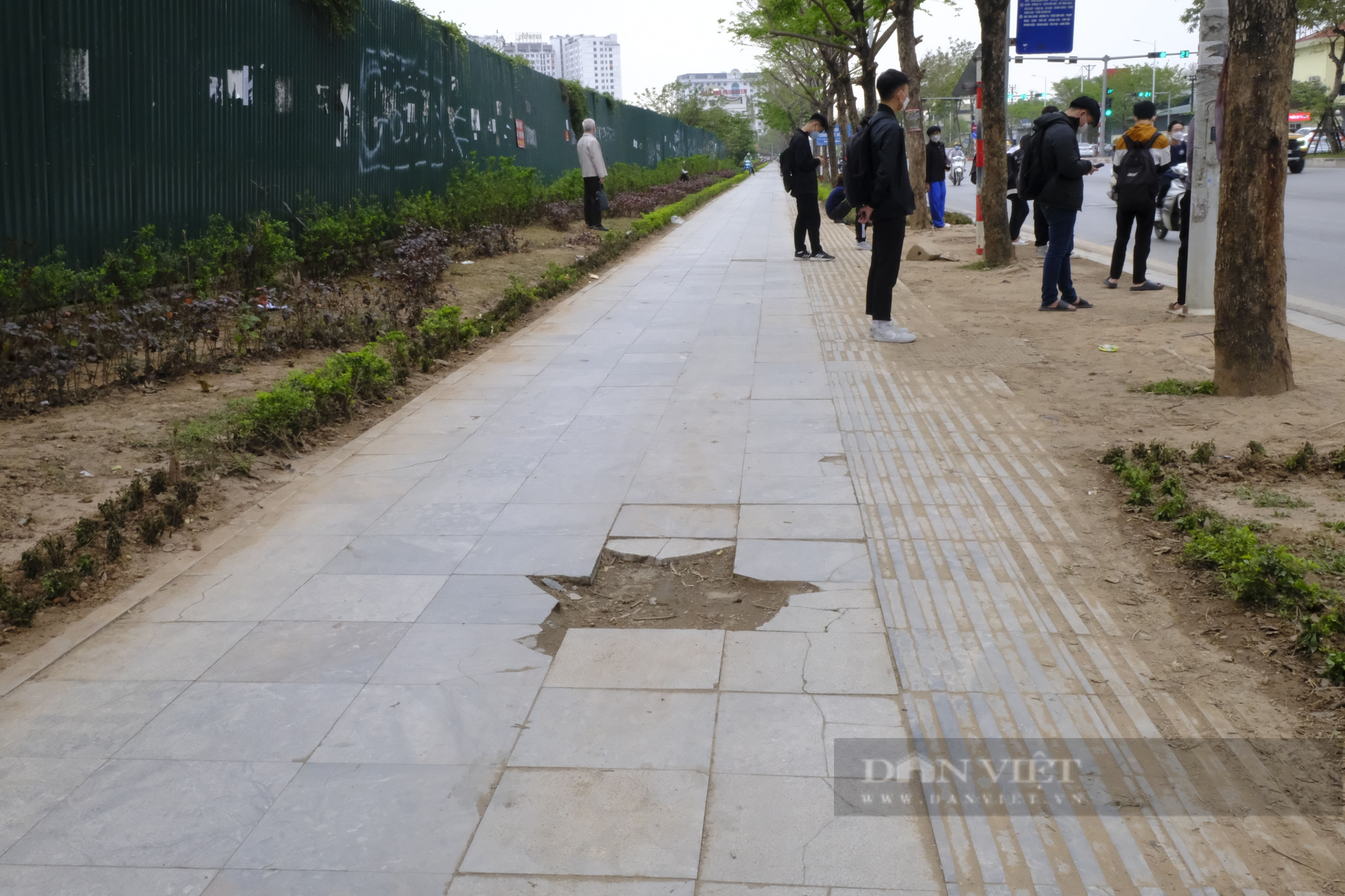 Hà Nội: Điểm mặt một số đại lộ vỉa hè nứt toác, rác thải bủa vây - Ảnh 1.