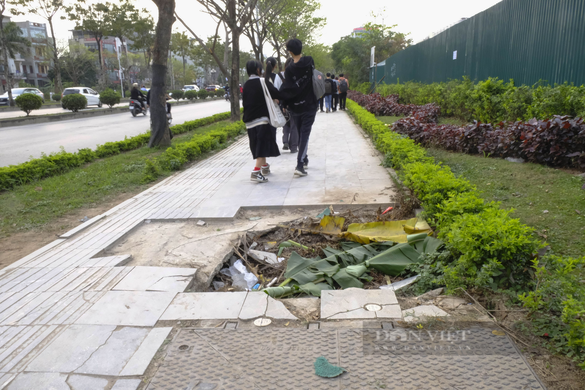 Hà Nội: Điểm mặt một số đại lộ vỉa hè nứt toác, rác thải bủa vây - Ảnh 5.