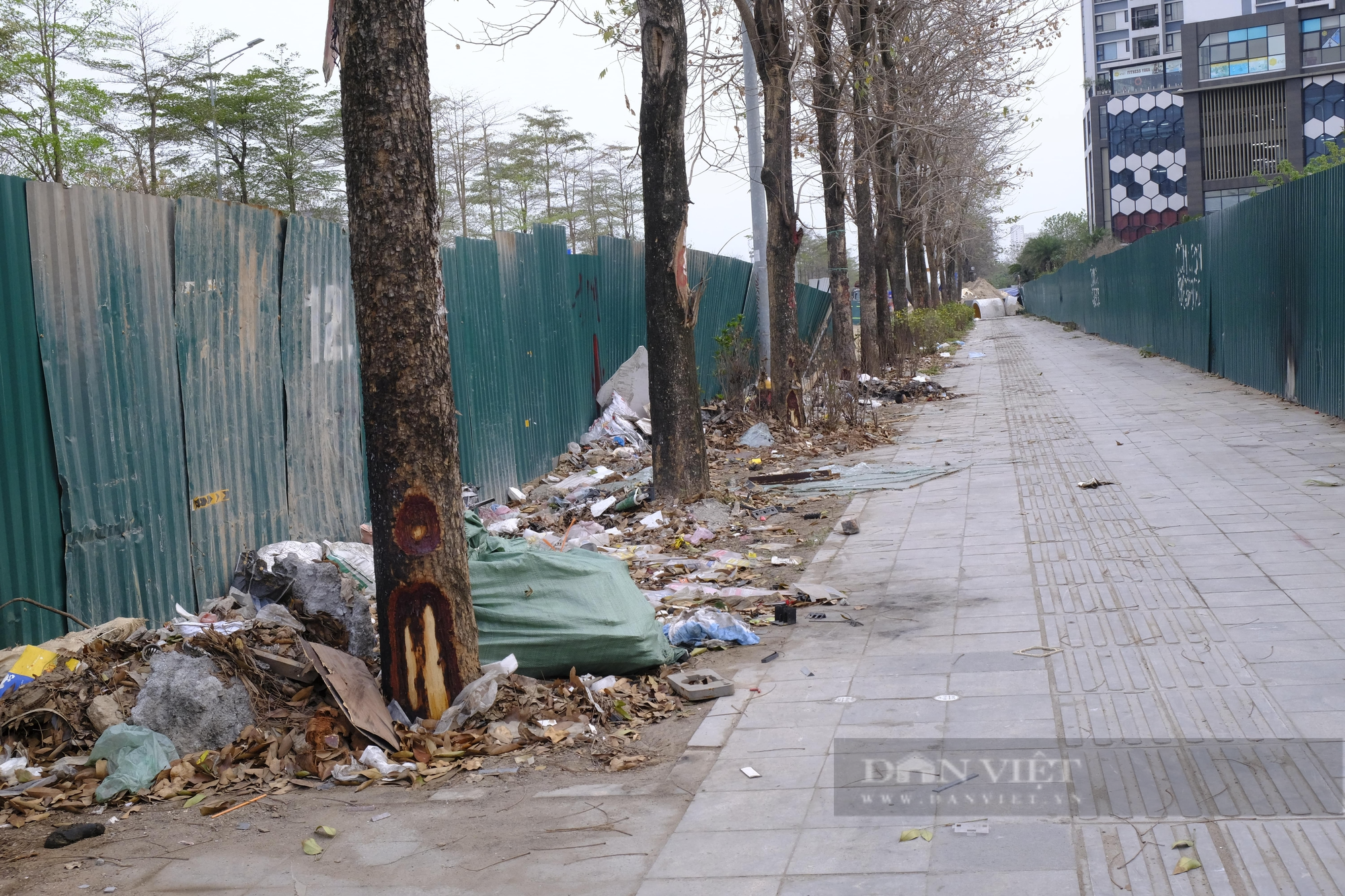 Hà Nội: Điểm mặt một số đại lộ vỉa hè nứt toác, rác thải bủa vây - Ảnh 6.
