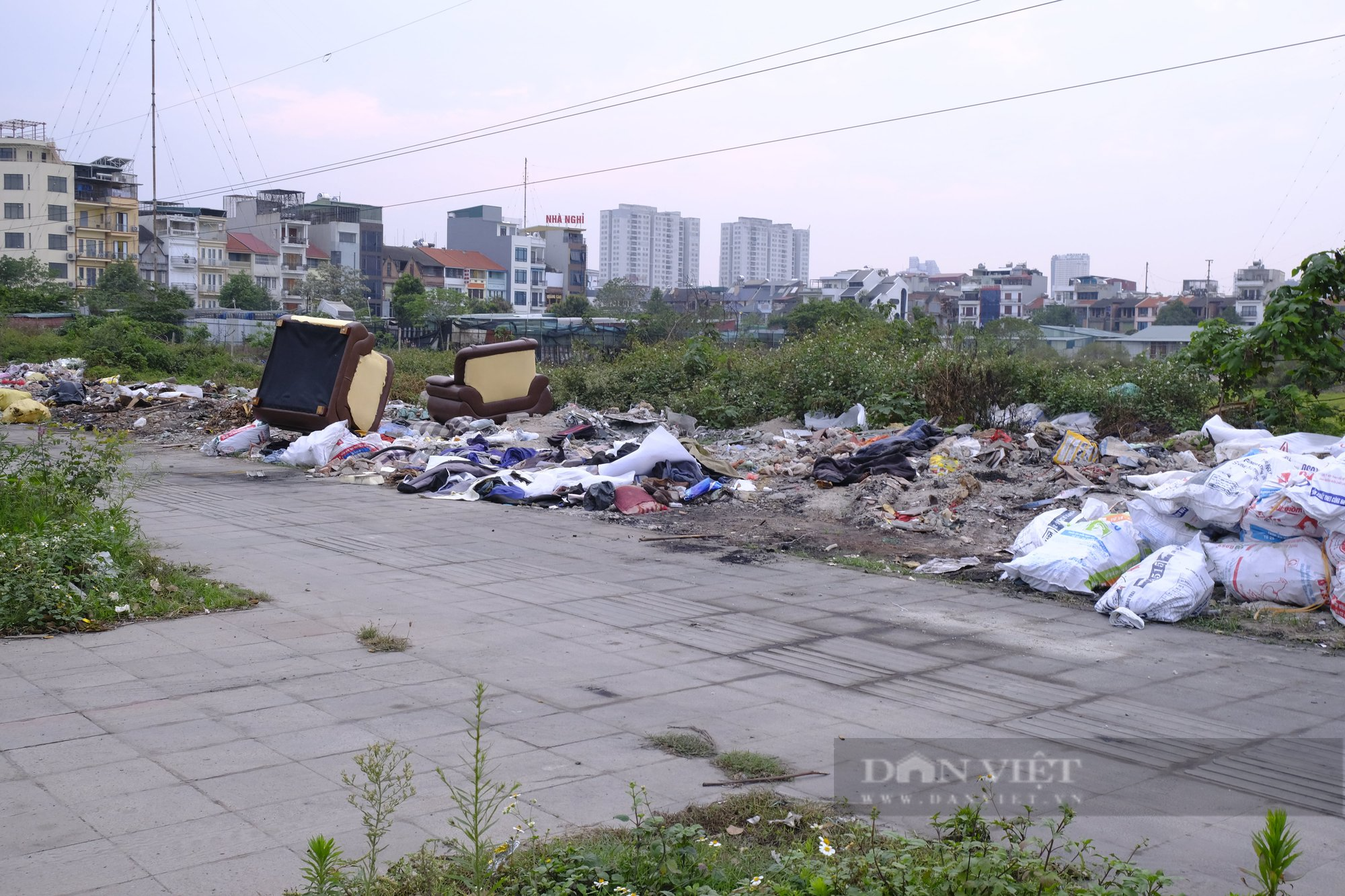 Hà Nội: Điểm mặt một số đại lộ vỉa hè nứt toác, rác thải bủa vây - Ảnh 7.