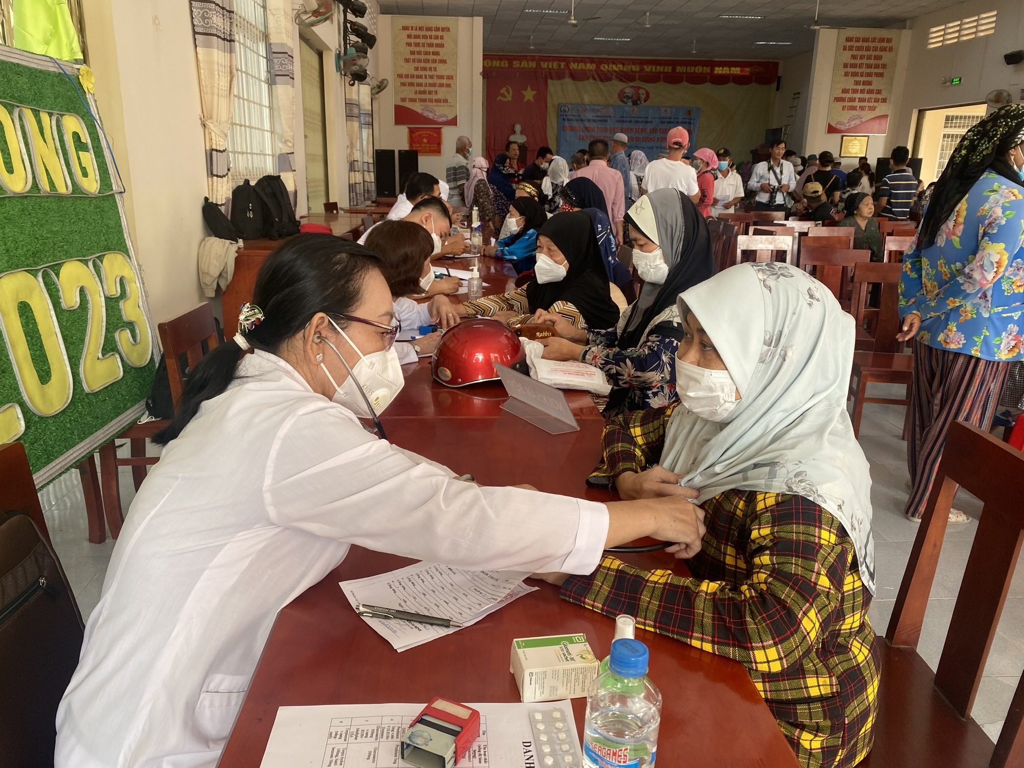An Giang: Tặng quà, khám bệnh và phát thuốc miễn phí cho 300 hộ đồng bào Chăm  - Ảnh 1.