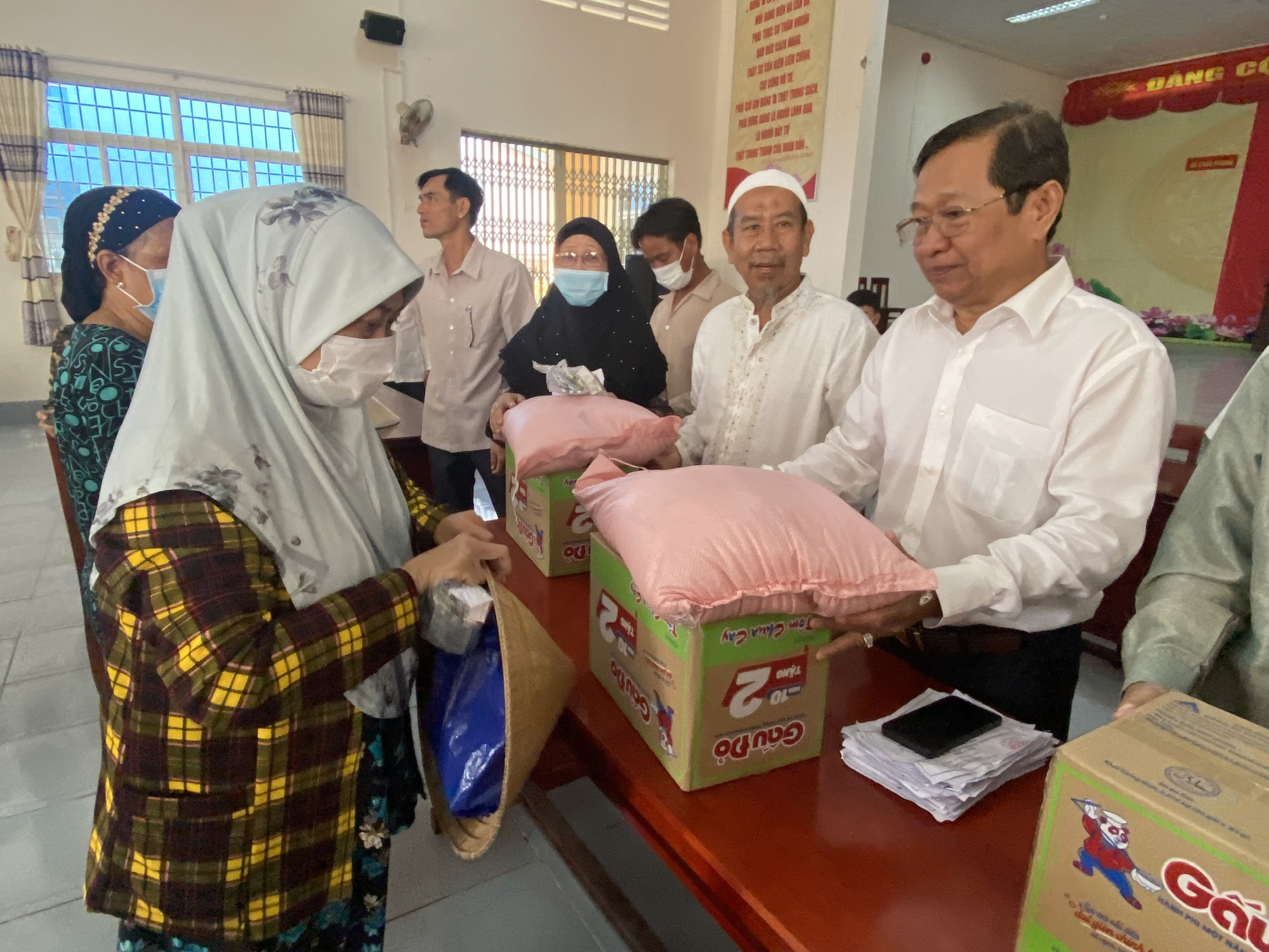 An Giang: Tặng quà, khám bệnh và phát thuốc miễn phí cho 300 hộ đồng bào Chăm  - Ảnh 3.