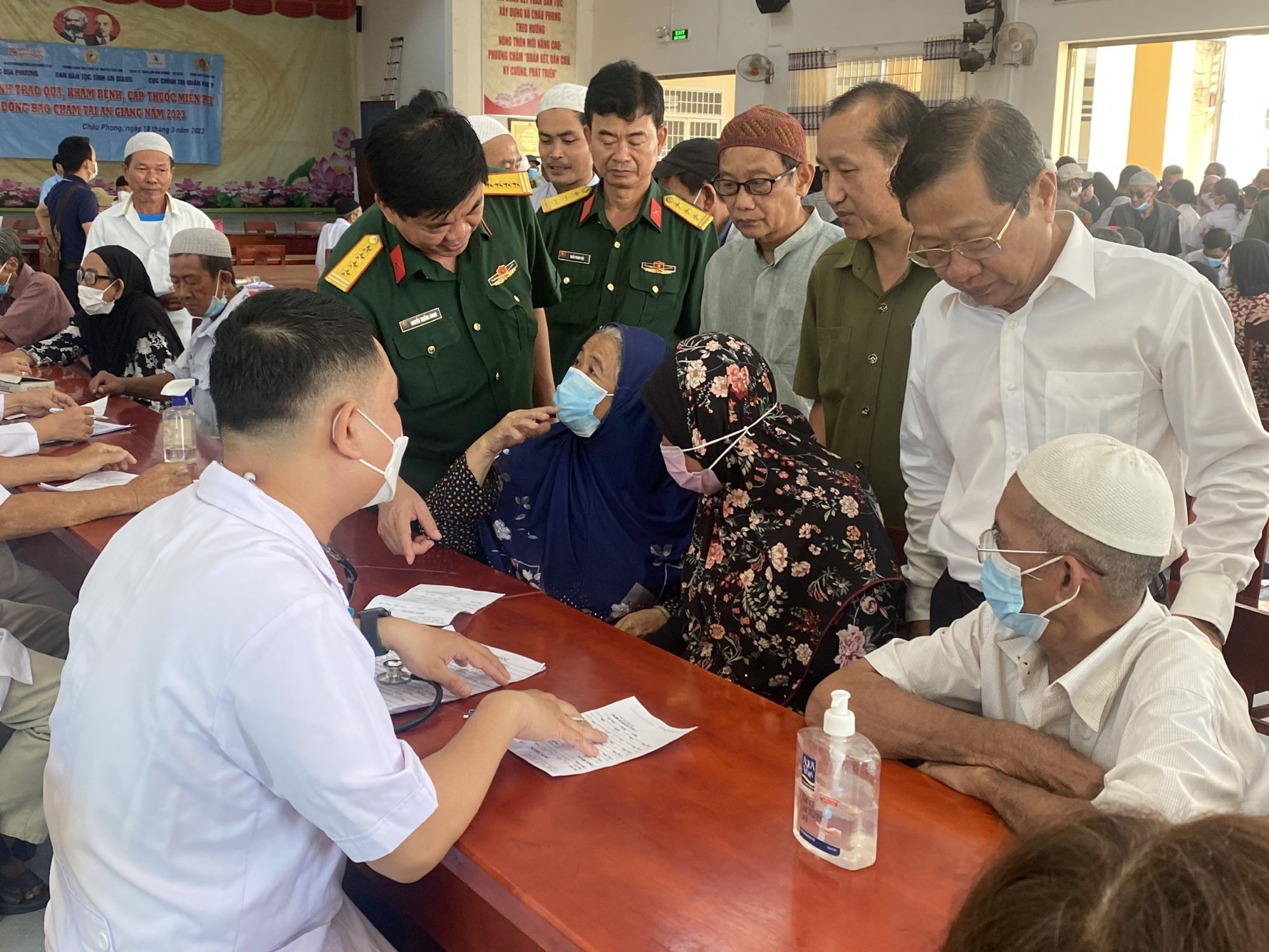 An Giang: Tặng quà, khám bệnh và phát thuốc miễn phí cho 300 hộ đồng bào Chăm  - Ảnh 2.