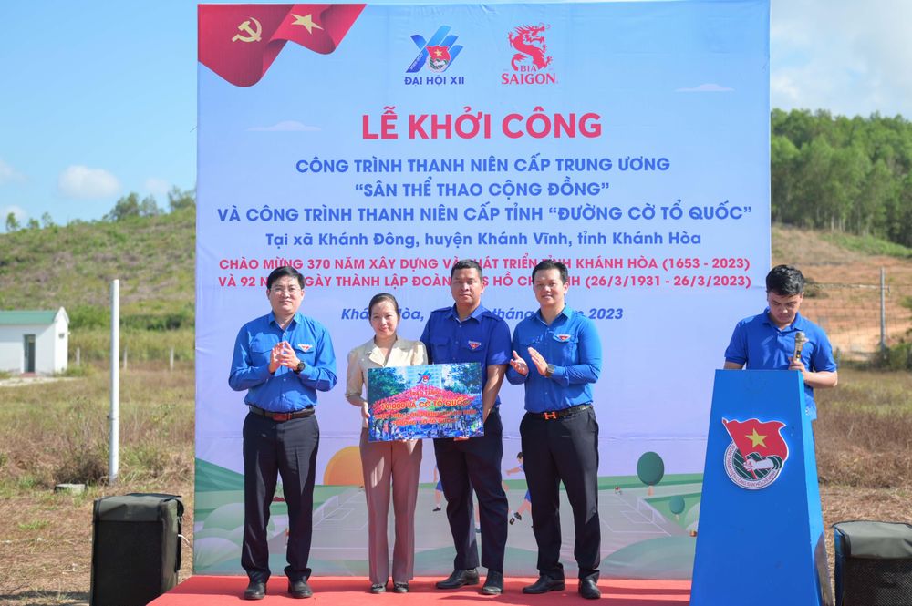 Khánh Hòa: Trao 10.000 lá cờ tổ quốc để thực hiện công trình "Đường cờ Tổ quốc" - Ảnh 1. Khánh Hòa: Trao 10.000 lá cờ tổ quốc để thực hiện công trình "Đường cờ Tổ quốc" - Ảnh 1.