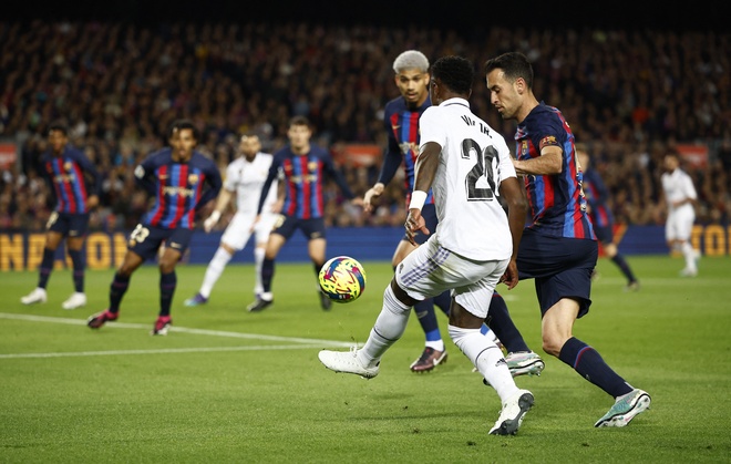 Ngược dòng trước Real Madrid, Barcelona chạm tay vào chức vô địch La Liga - Ảnh 1.