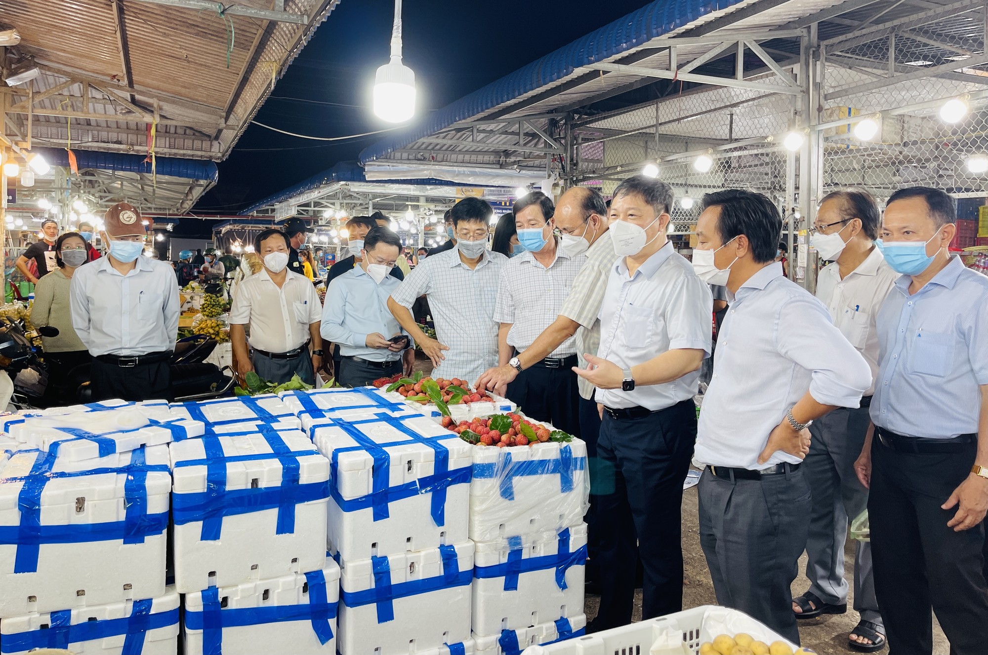 TP.HCM: Mạnh tay với chợ tự phát bên ngoài các chợ đầu mối - Ảnh 1.
