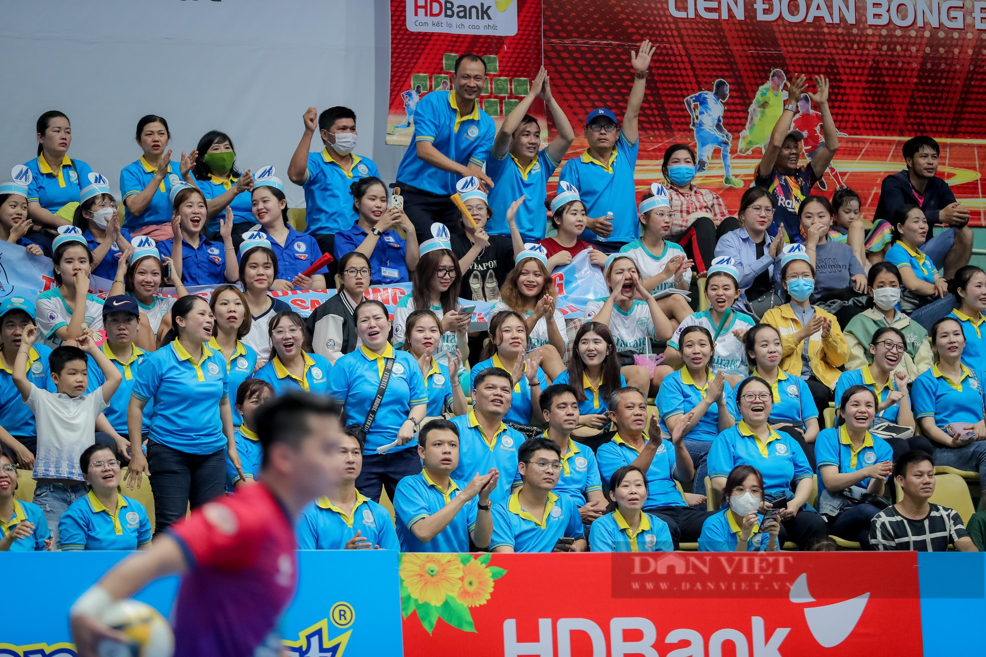 Khán giả ùn ùn đến sân, futsal khởi sắc ngày trở lại  - Ảnh 1.