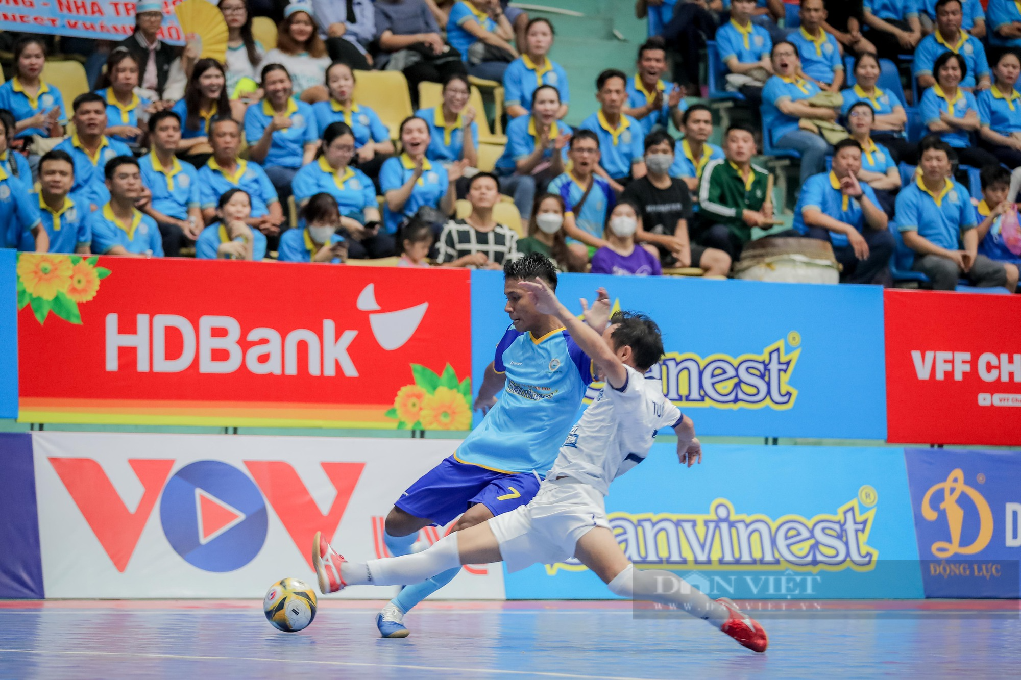 Khán giả ùn ùn đến sân, futsal khởi sắc ngày trở lại  - Ảnh 2.