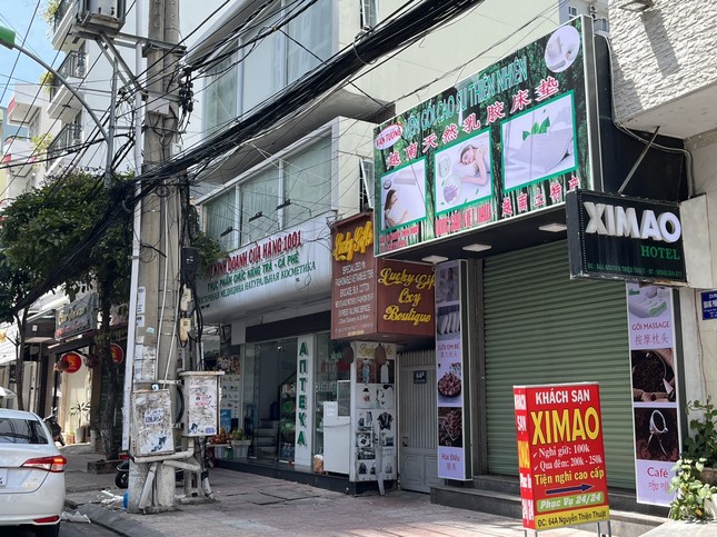 Phố Tây Nha Trang 'cửa đóng, then cài' vì vắng khách Trung Quốc - Ảnh 2.