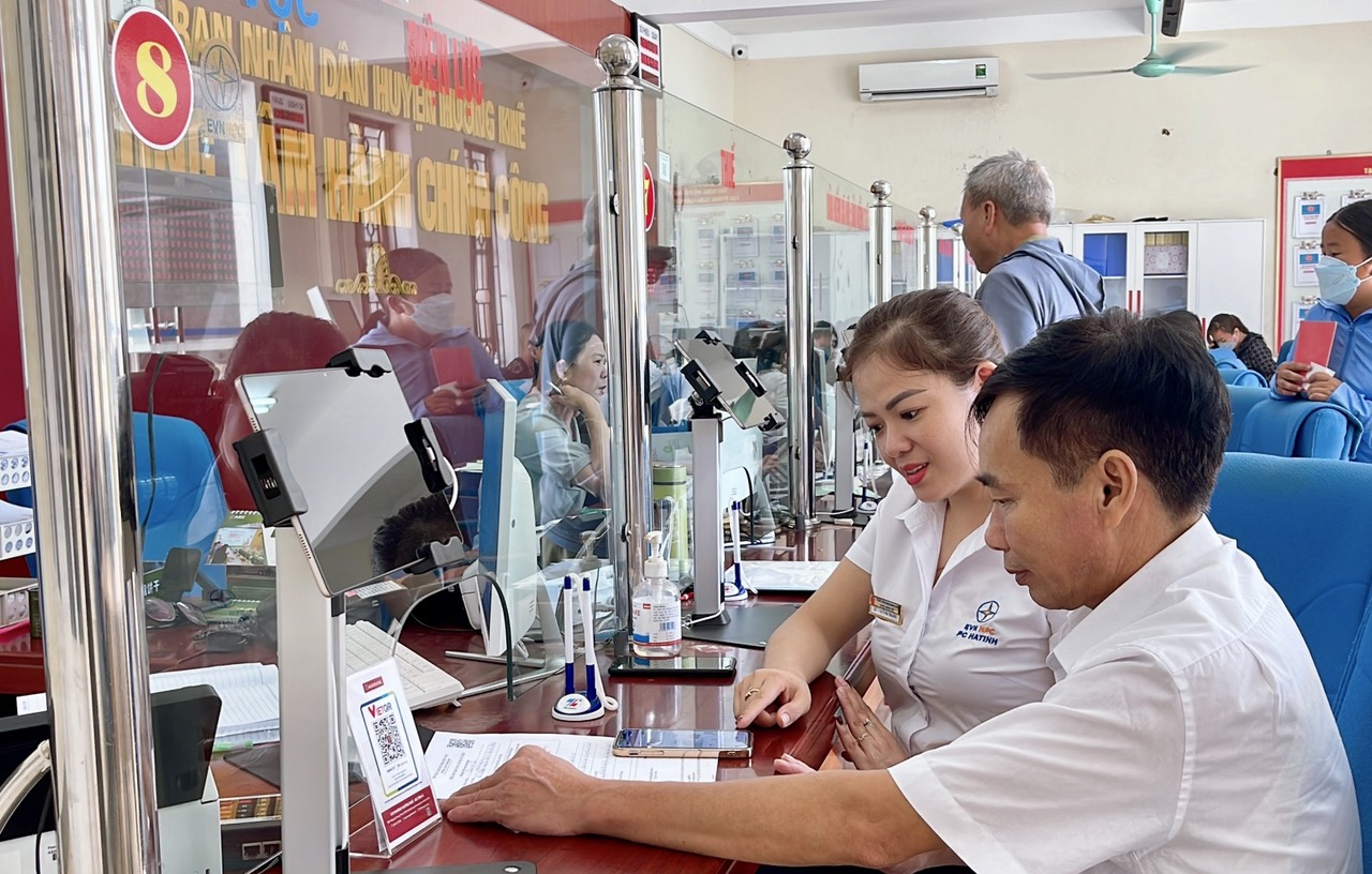 Hứa hẹn lợi ích mà Công ty Điện lực Hà Tĩnh mang lại cho khách hàng trong năm 2023 - Ảnh 2.