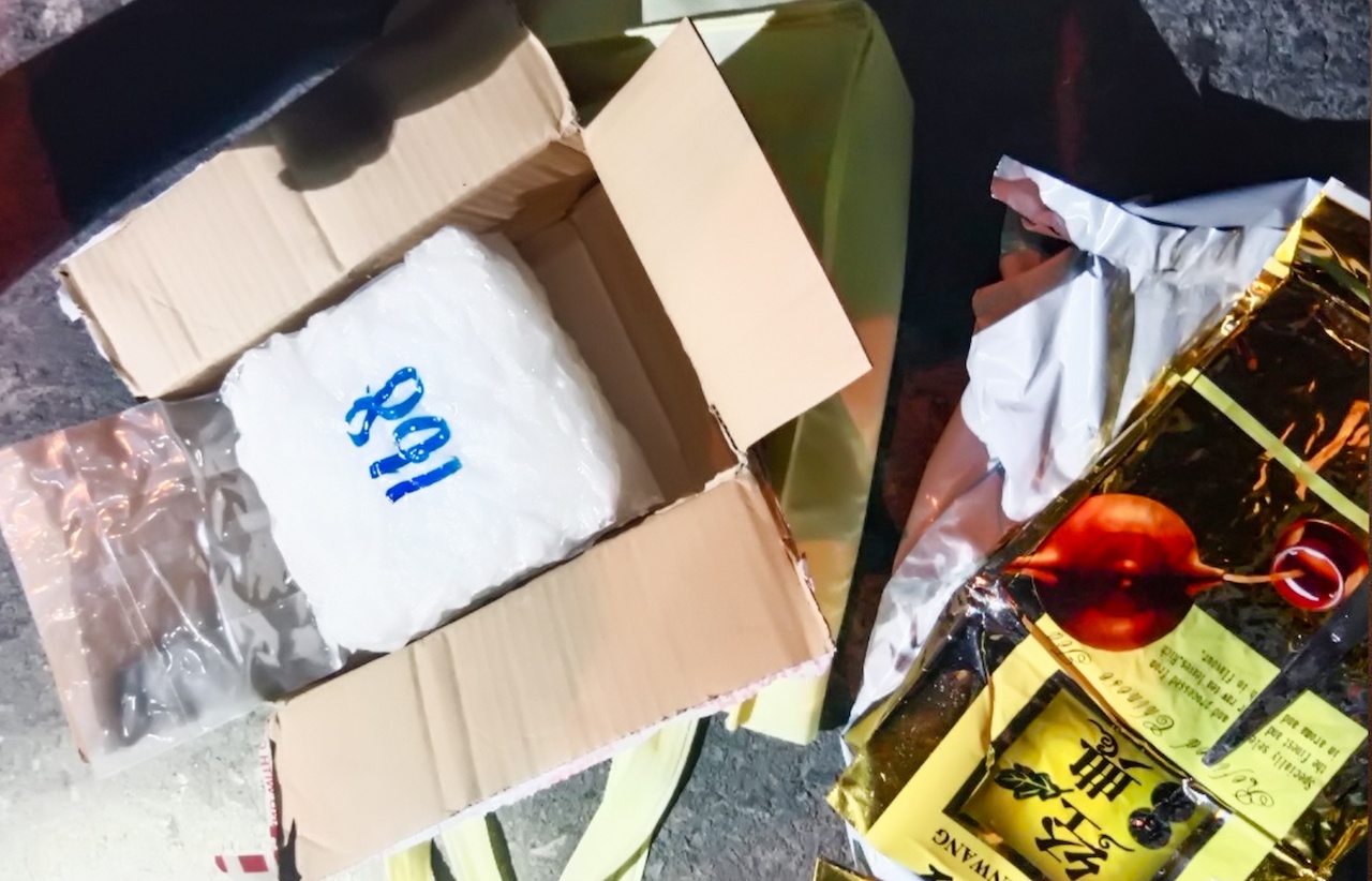 Đôi nam nữ bị bắt giữ cùng 1kg ma túy ngụy trang trong gói trà - Ảnh 2.