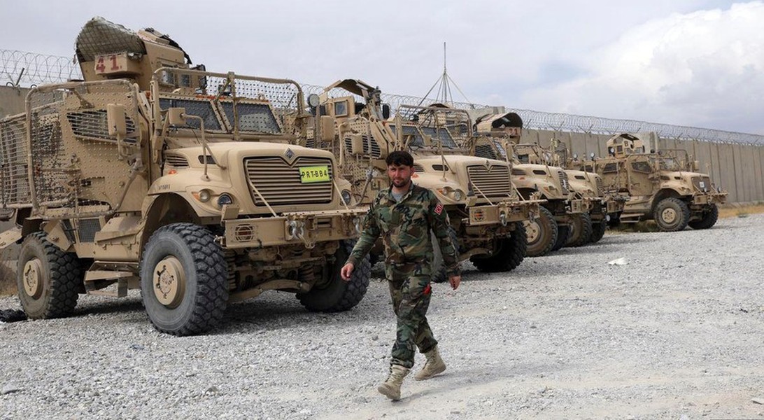 Cận cảnh kho vũ khí trị giá tới 7,2 tỷ USD của Mỹ bị bỏ lại Afghanistan - Ảnh 24.