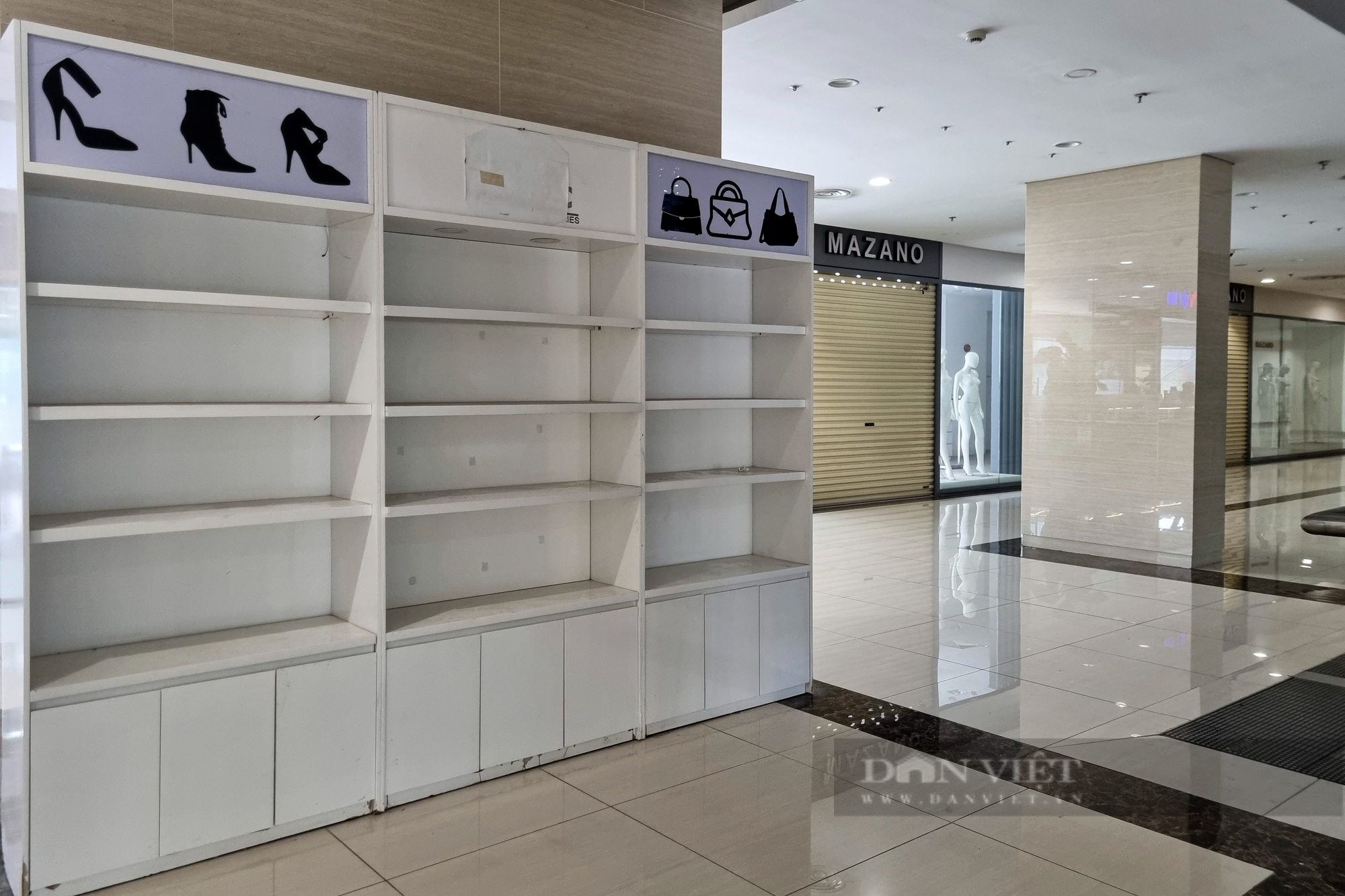 Cảnh hoang lạnh, tối om bên trong các trung tâm thương mại lớn tại Hà Nội - Ảnh 6.