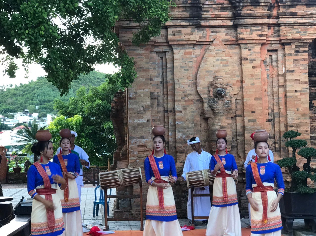 Lãnh đạo Trung tâm Bảo tồn di tích tỉnh Khánh Hòa đã xin lỗi du khách  - Ảnh 1.
