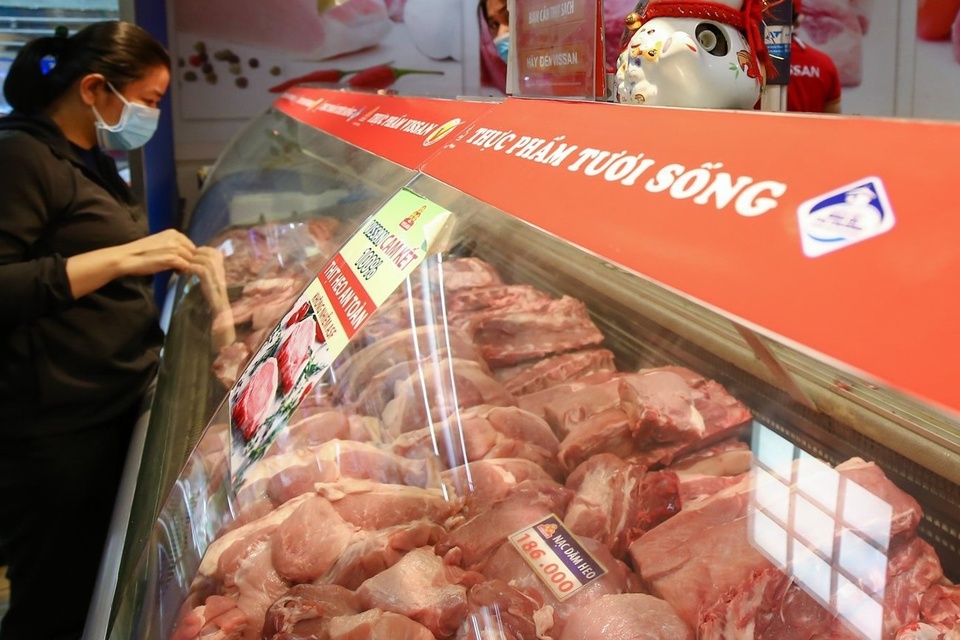 Giá thịt heo tại siêu thị ở TP.HCM giảm mạnh - Ảnh 1. Giá thịt heo tại siêu thị ở TP.HCM giảm mạnh - Ảnh 1.