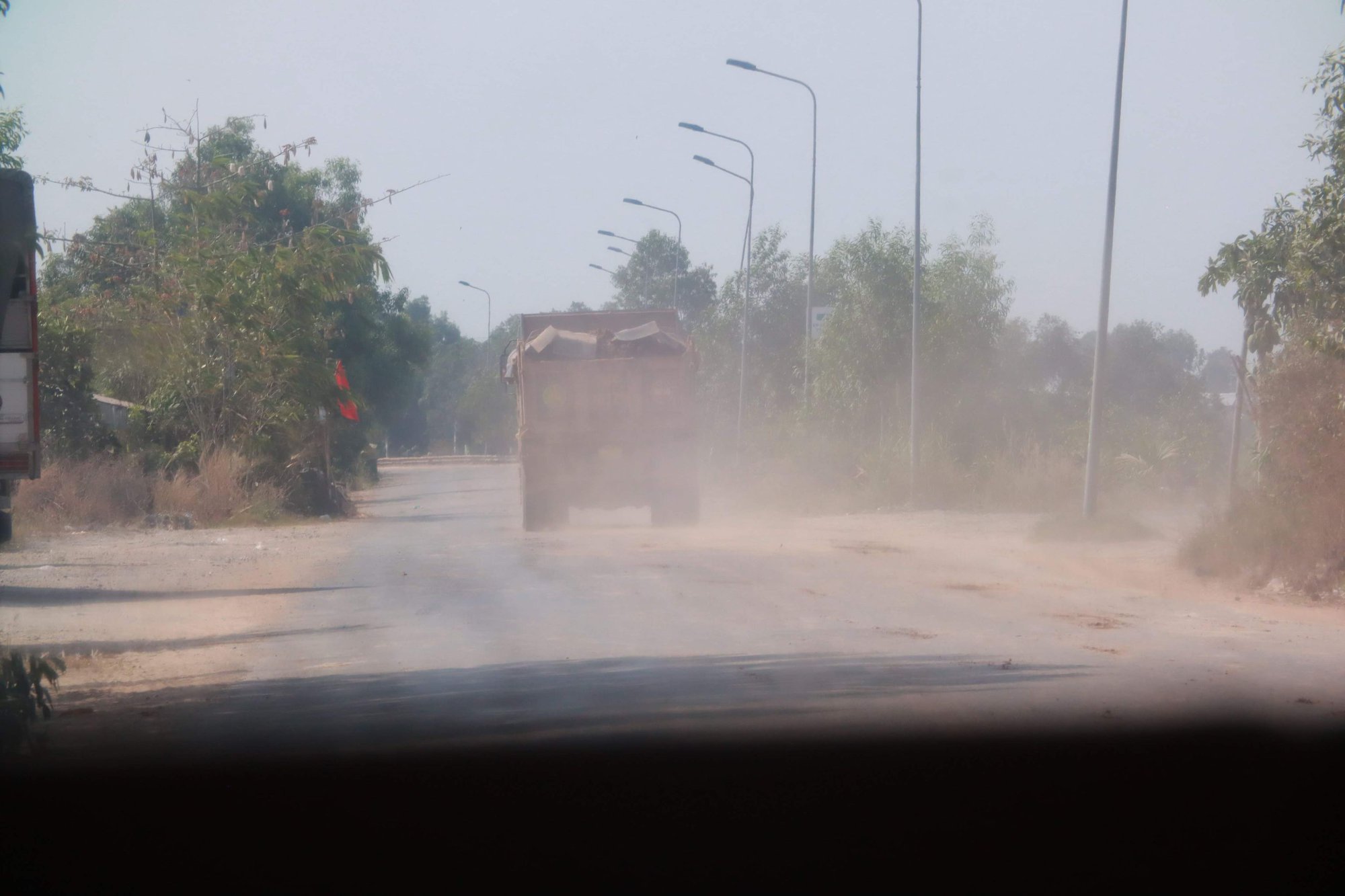 Long An: Không để tái diễn khai thác, vận chuyển hầm đất Thành Lắm Nhơn Hòa vi phạm an toàn giao thông - Ảnh 1.