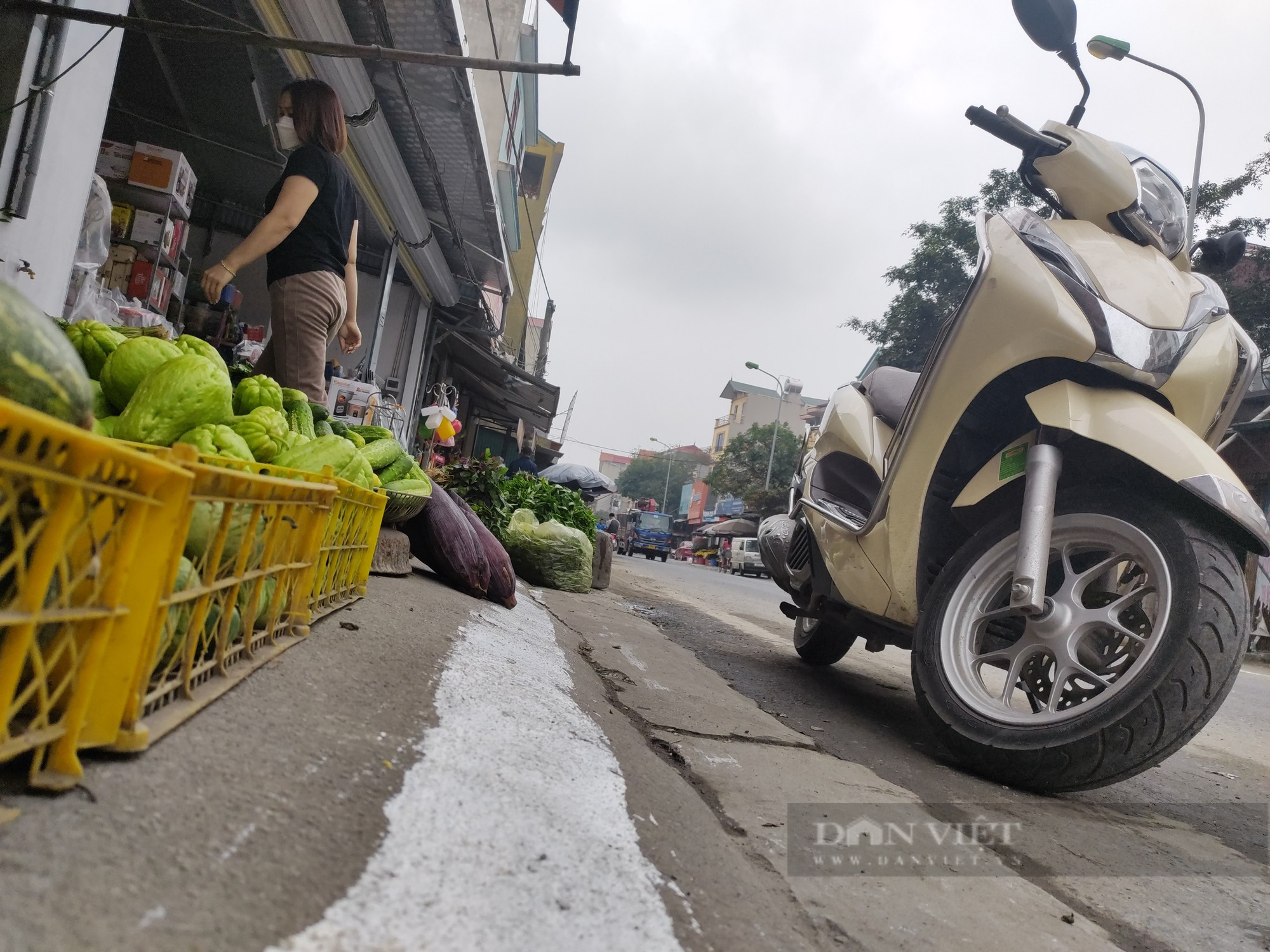 Thanh Oai (Hà Nội): Vạch sơn trắng &quot;kỳ lạ&quot; đẩy người đi bộ ra mép đường - Ảnh 2.