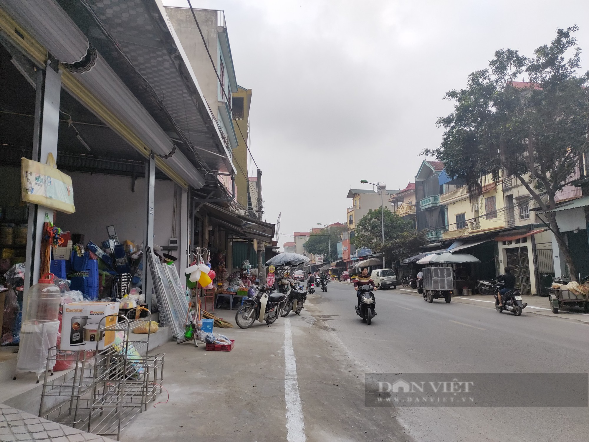 Thanh Oai (Hà Nội): Vạch sơn trắng &quot;kỳ lạ&quot; đẩy người đi bộ ra mép đường - Ảnh 3.