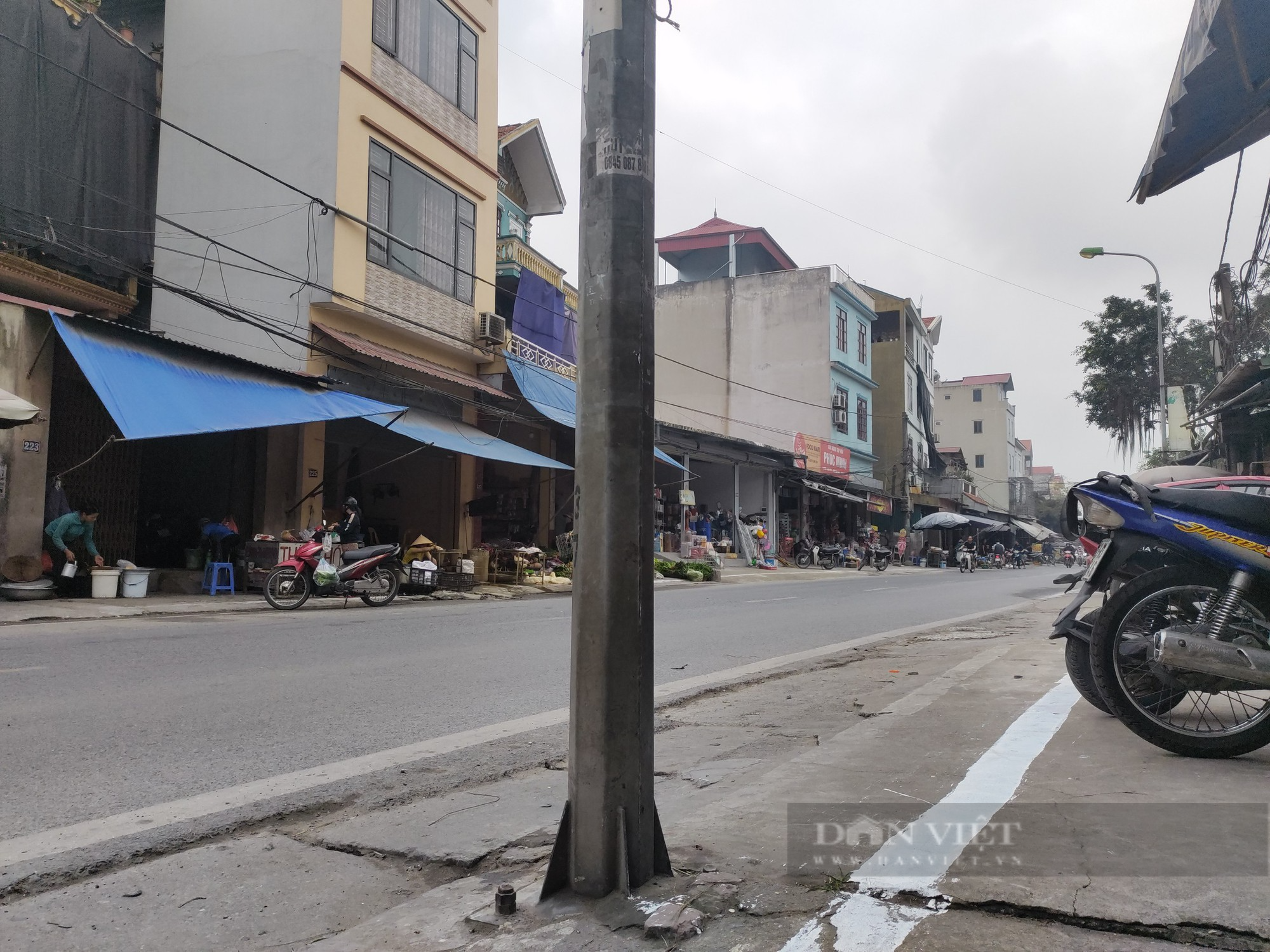 Thanh Oai (Hà Nội): Vạch sơn trắng &quot;kỳ lạ&quot; đẩy người đi bộ ra mép đường - Ảnh 4.