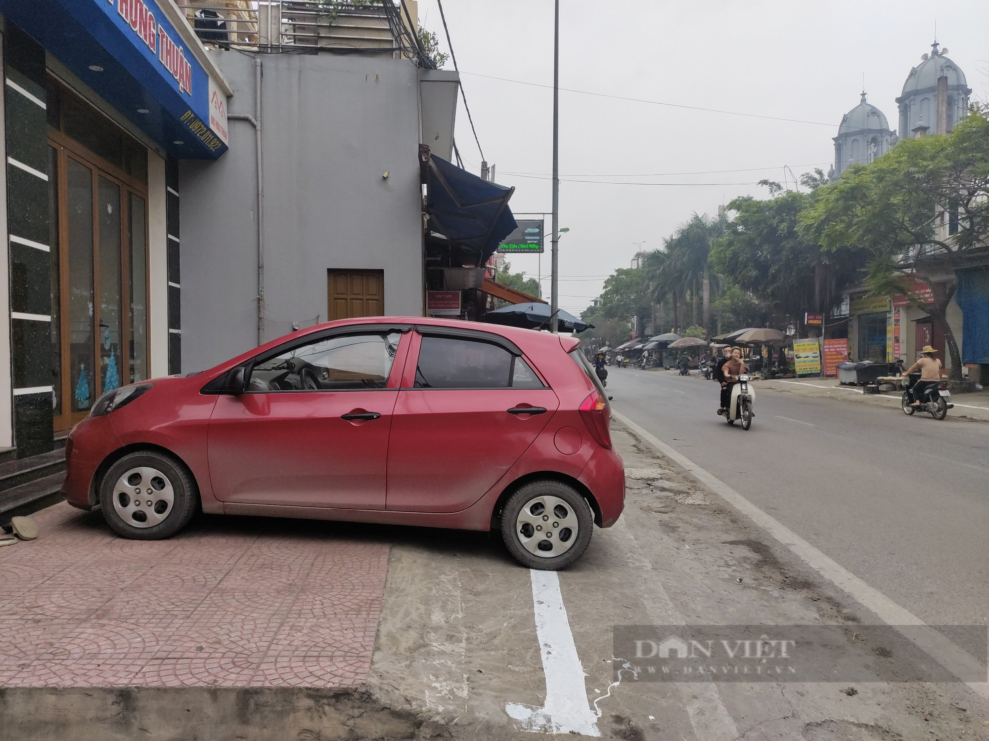 Thanh Oai (Hà Nội): Vạch sơn trắng &quot;kỳ lạ&quot; đẩy người đi bộ ra mép đường - Ảnh 6.