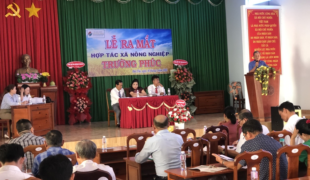 Ra mắt Hợp tác xã bao tiêu lúa và sầu riêng hữu cơ cho bà con nông dân ở Bình Thuận - Ảnh 1.