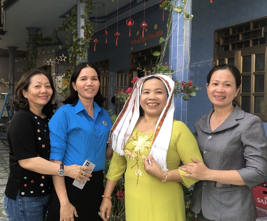 Người phụ nữ Chăm ăn cơm nhà &quot;vác tù và hàng tổng&quot;  - Ảnh 1.