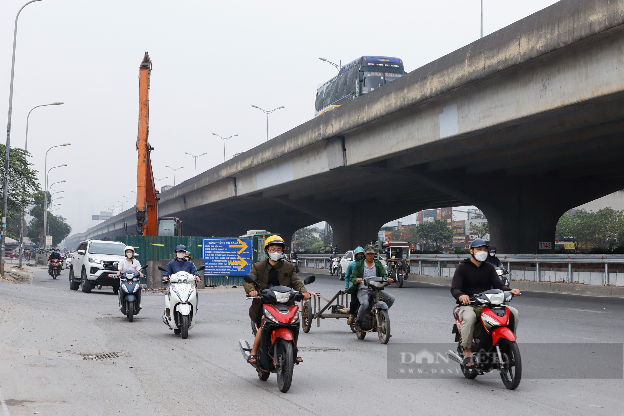 Hà Nội: Xe máy lách rào chắn, tạt đầu ô tô tại đoạn đường bỏ không chờ &quot;nghiệm thu&quot; - Ảnh 1.