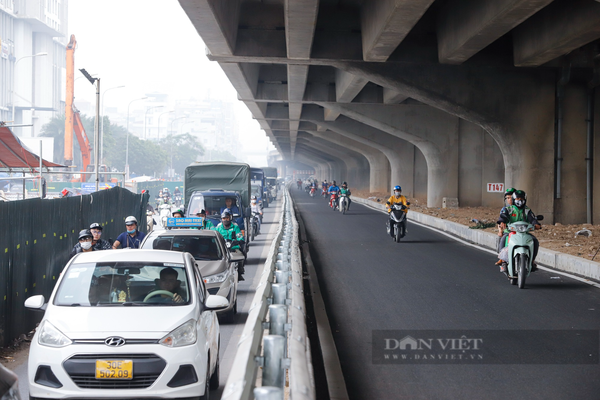 Hà Nội: Xe máy lách rào chắn, tạt đầu ô tô tại đoạn đường bỏ không chờ &quot;nghiệm thu&quot; - Ảnh 2.
