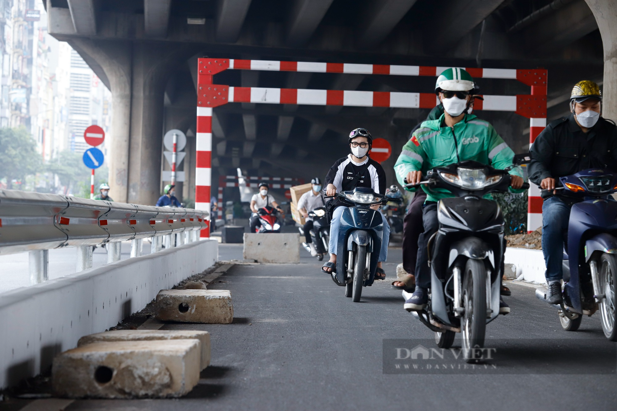 Hà Nội: Xe máy lách rào chắn, tạt đầu ô tô tại đoạn đường bỏ không chờ &quot;nghiệm thu&quot; - Ảnh 4.