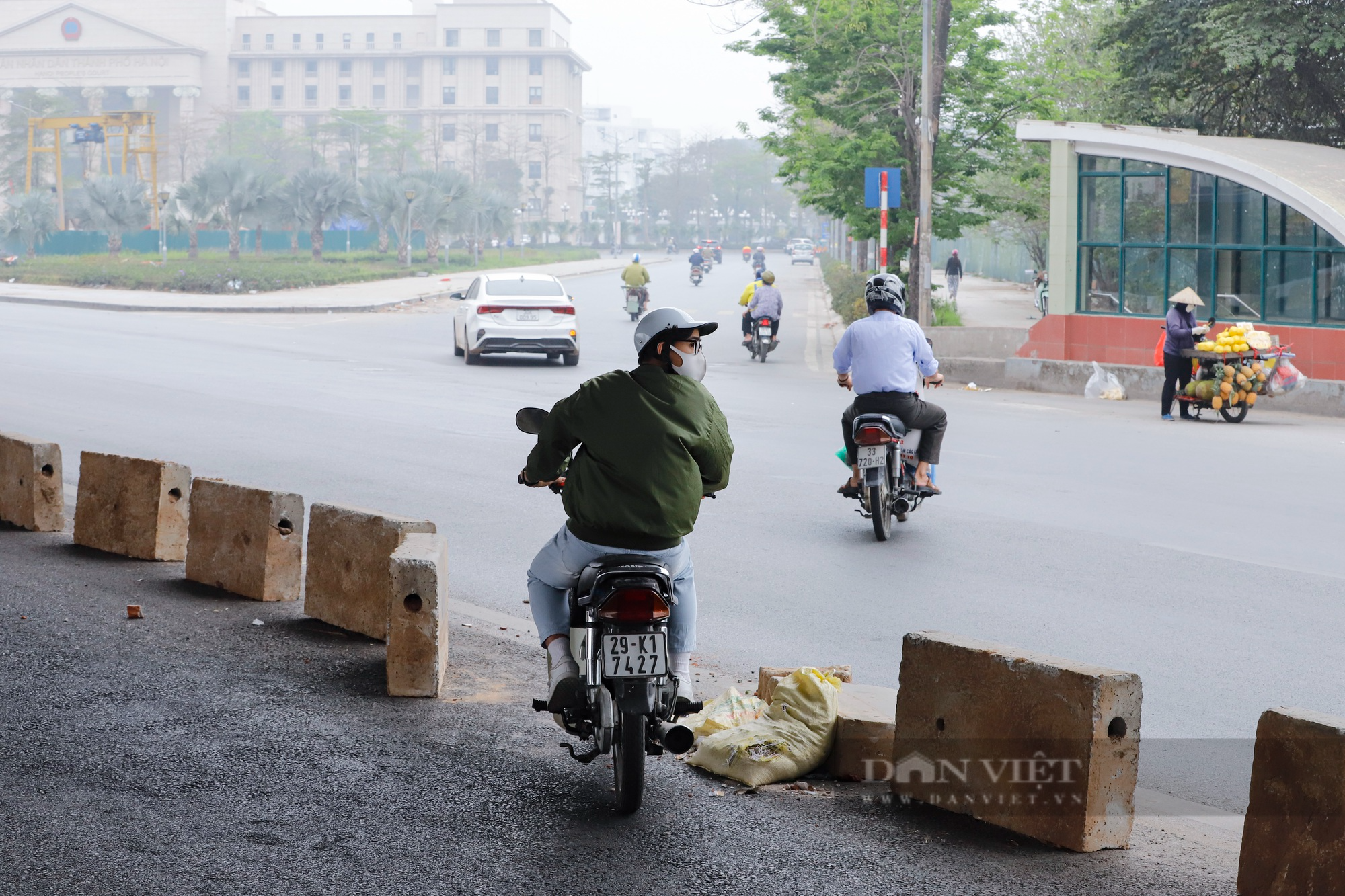 Hà Nội: Xe máy lách rào chắn, tạt đầu ô tô tại đoạn đường bỏ không chờ &quot;nghiệm thu&quot; - Ảnh 5.