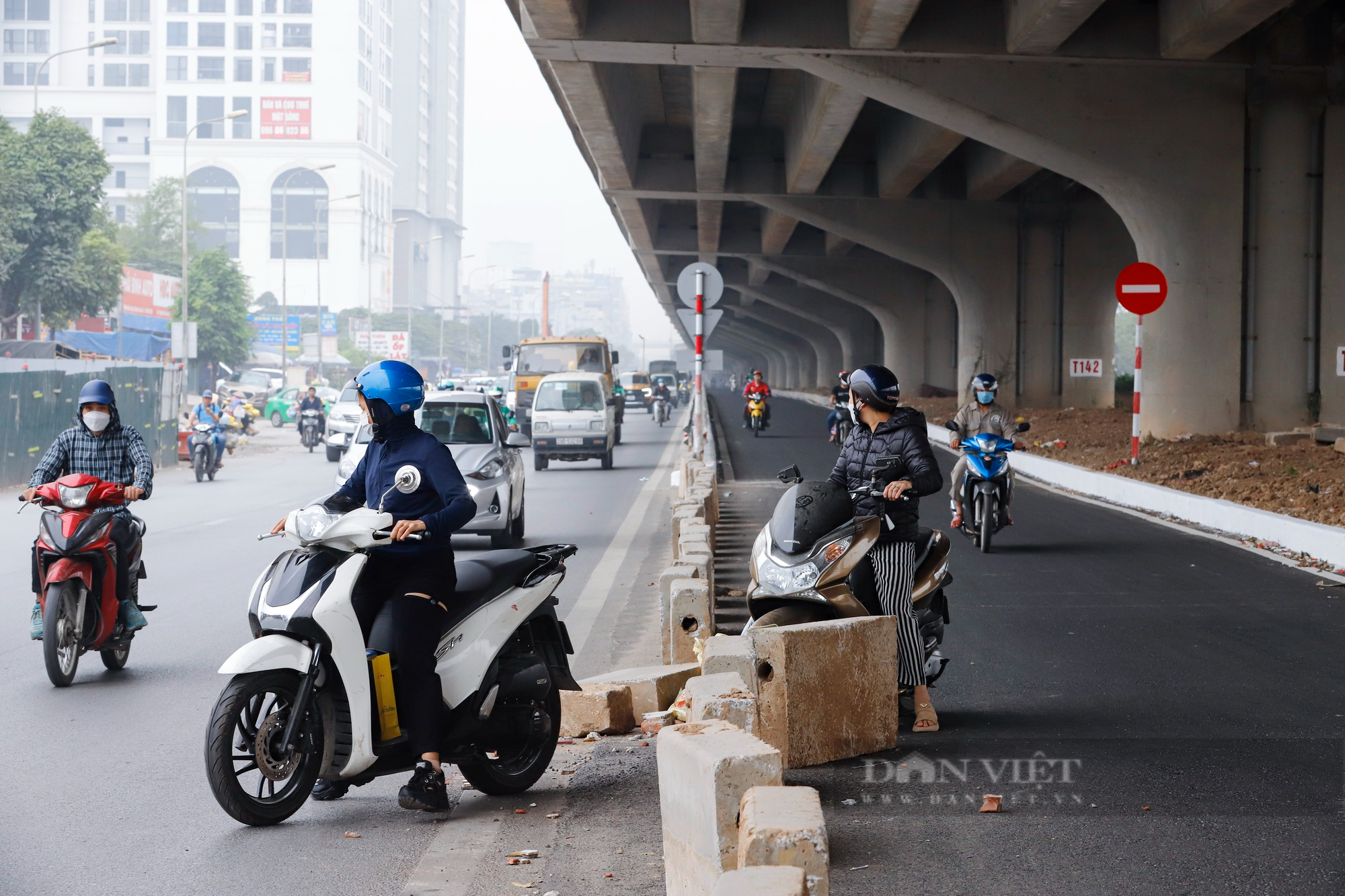 Hà Nội: Xe máy lách rào chắn, tạt đầu ô tô tại đoạn đường bỏ không chờ &quot;nghiệm thu&quot; - Ảnh 6.