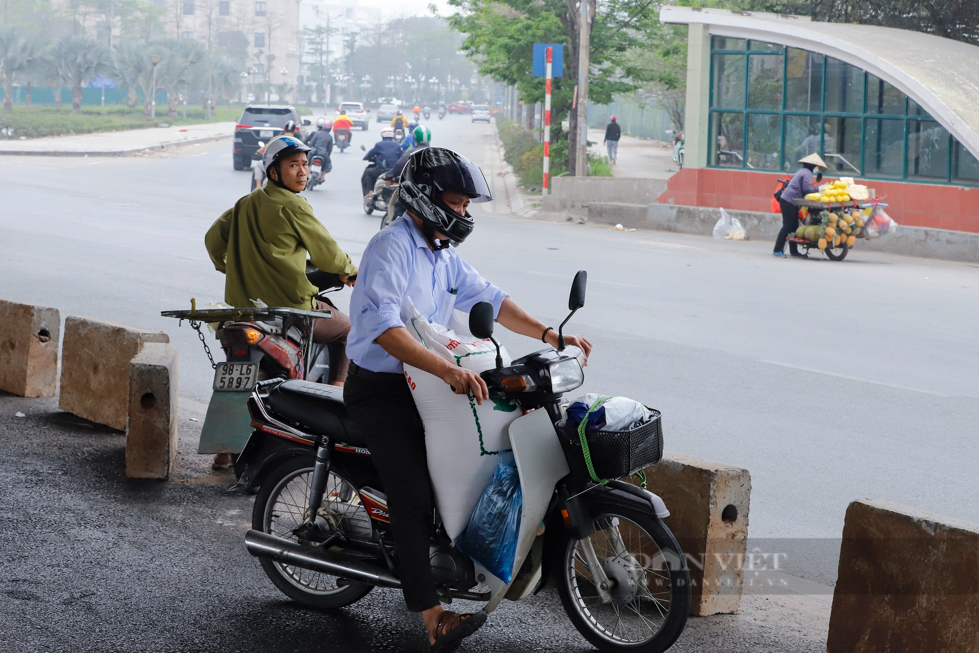 Hà Nội: Xe máy lách rào chắn, tạt đầu ô tô tại đoạn đường bỏ không chờ &quot;nghiệm thu&quot; - Ảnh 7.