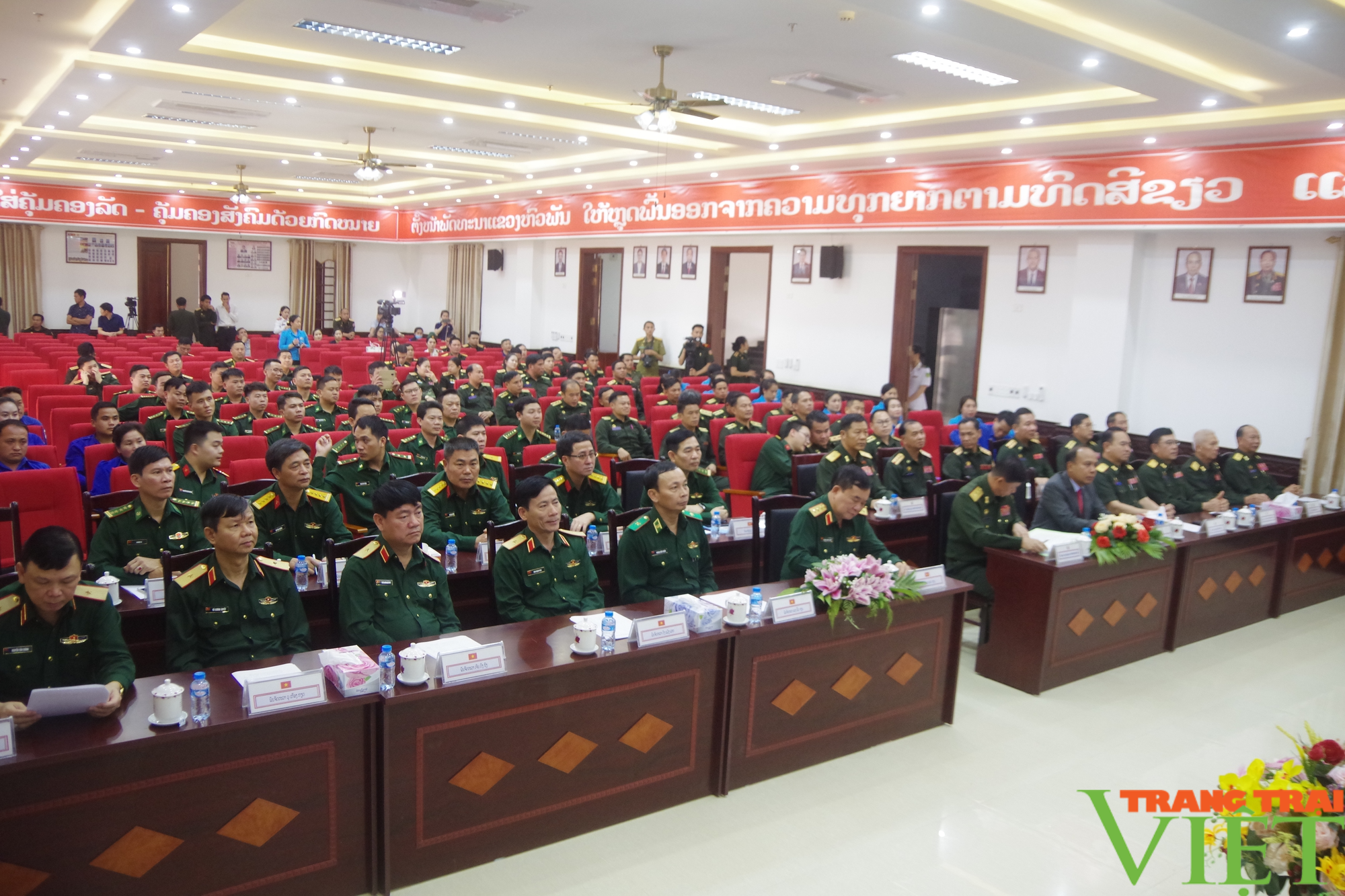  Tặng 20 suất học bổng &quot;Nâng bước em tới trường&quot; cho tỉnh Hủa Phăn (Lào) - Ảnh 1.