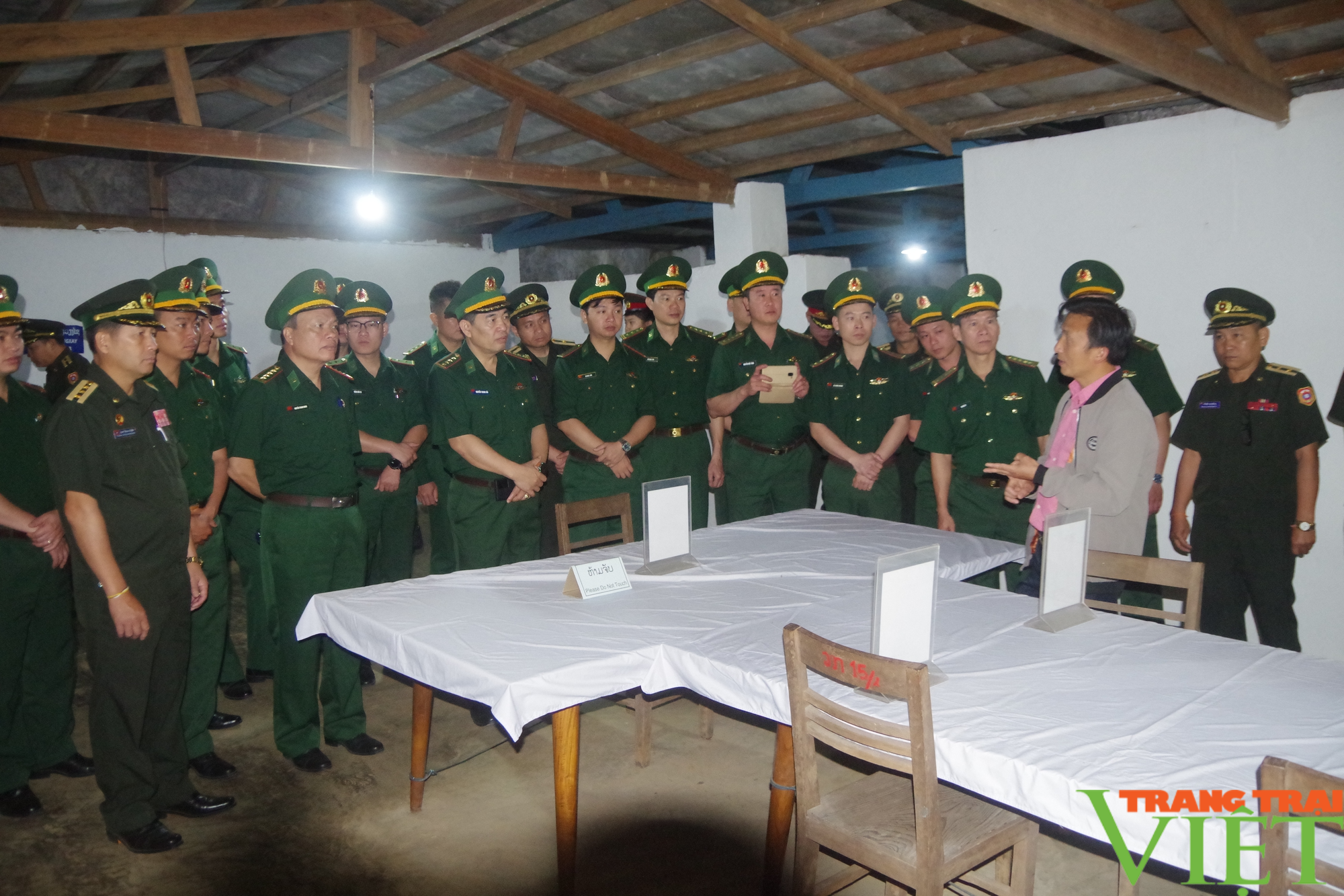 Tặng 20 suất học bổng "Nâng bước em tới trường" cho tỉnh Hủa Phăn (Lào) - Ảnh 3. Tặng 20 suất học bổng "Nâng bước em tới trường" cho tỉnh Hủa Phăn (Lào) - Ảnh 3.