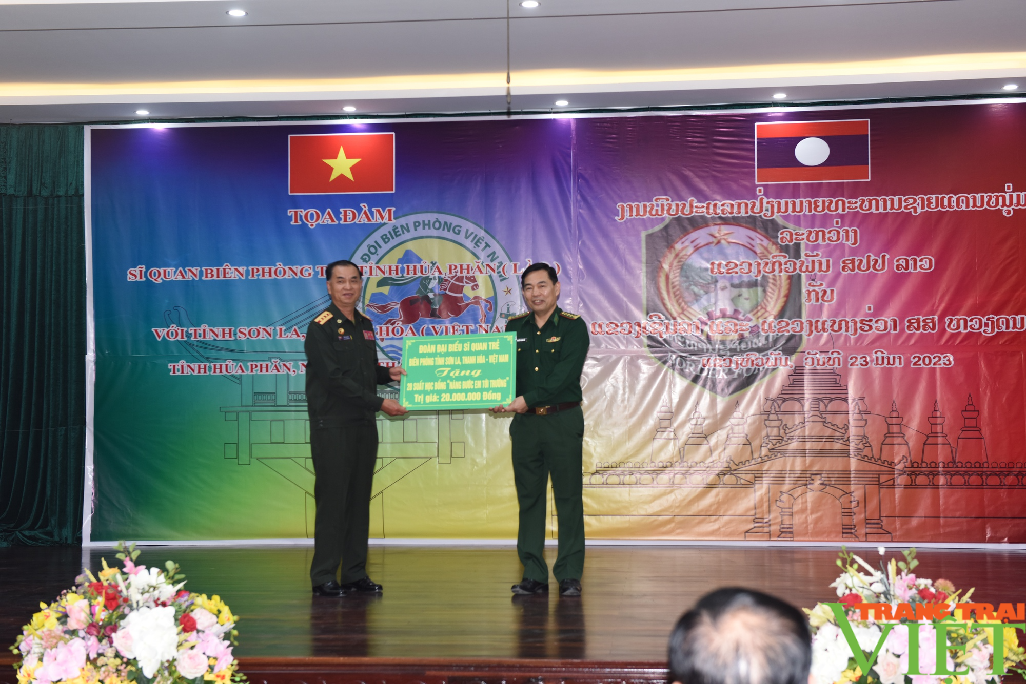 Tặng 20 suất học bổng "Nâng bước em tới trường" cho tỉnh Hủa Phăn (Lào) - Ảnh 4. Tặng 20 suất học bổng "Nâng bước em tới trường" cho tỉnh Hủa Phăn (Lào) - Ảnh 4.