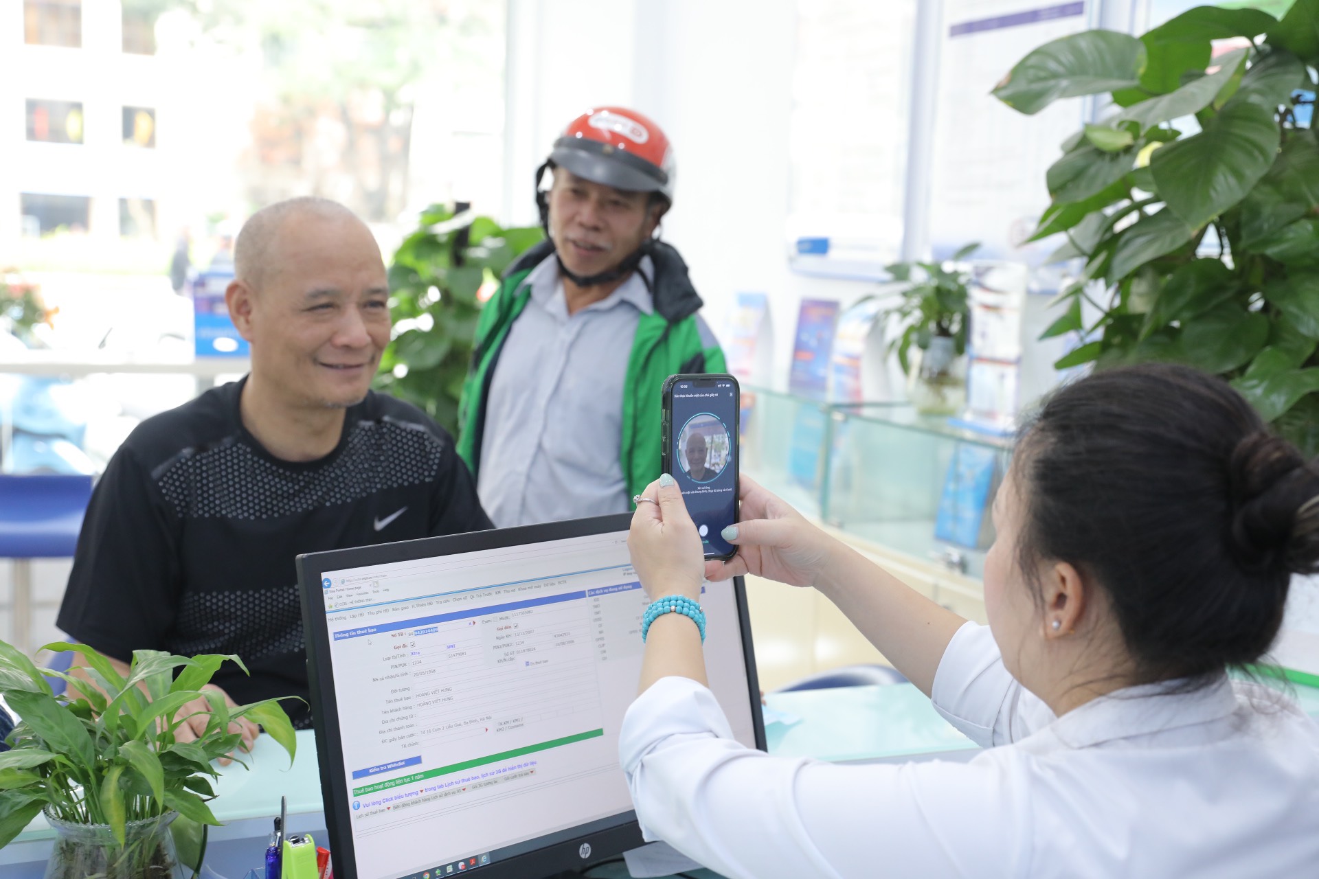 Còn bao nhiêu thuê bao di động chưa chuẩn hóa thông tin, nhà mạng đưa ra khuyến cáo - Ảnh 2.