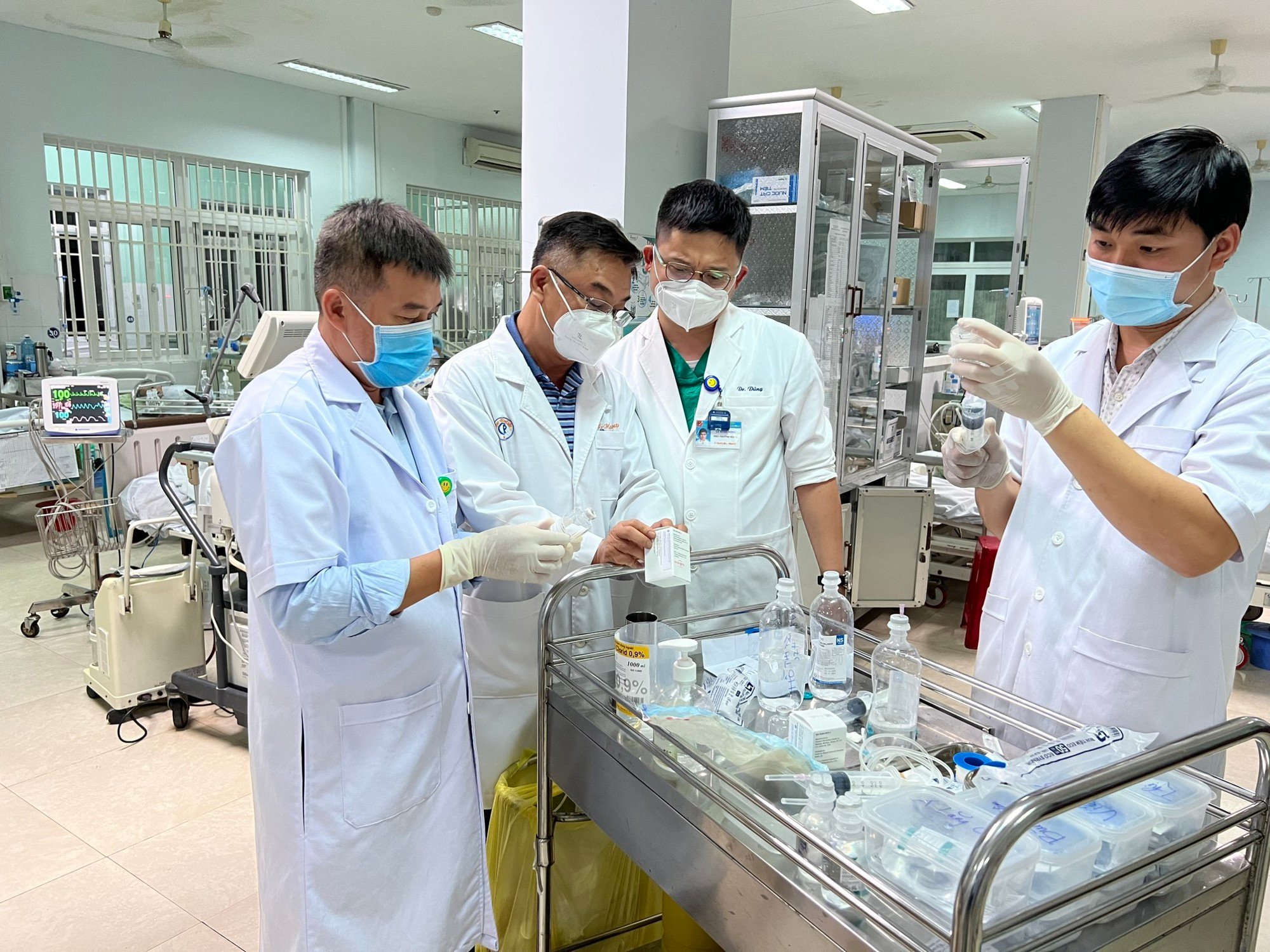Bệnh viện Chợ Rẫy miễn phí thuốc giải độc botulinum cho các bệnh nhân ngộ độc cá ủ chua - Ảnh 1.