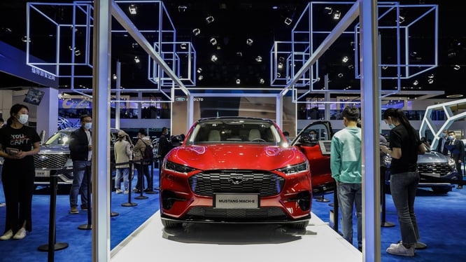 Tesla tung chiêu giảm giá giành thị phần xe điện ở Trung Quốc - Ảnh 1.