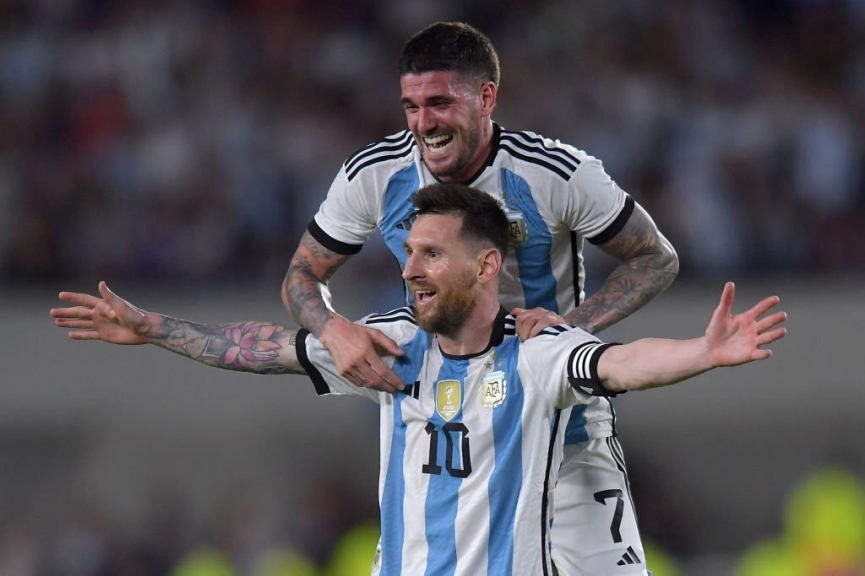 Hát ca khúc chế giễu ĐT Pháp, Messi hết cửa ở lại PSG? - Ảnh 1.