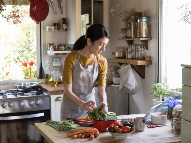 Đi công tác về thấy trong bếp vơi đi nửa túi muối, tôi gọi mẹ chồng đến nhà để đòi lại công bằng - Ảnh 1.