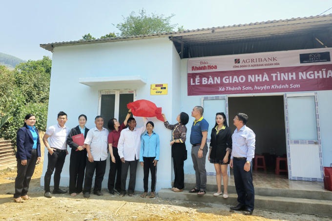 Khánh Hòa: Bàn giao nhà tình nghĩa cho người dân huyện miền núi - Ảnh 1. Khánh Hòa: Bàn giao nhà tình nghĩa cho người dân huyện miền núi - Ảnh 1.