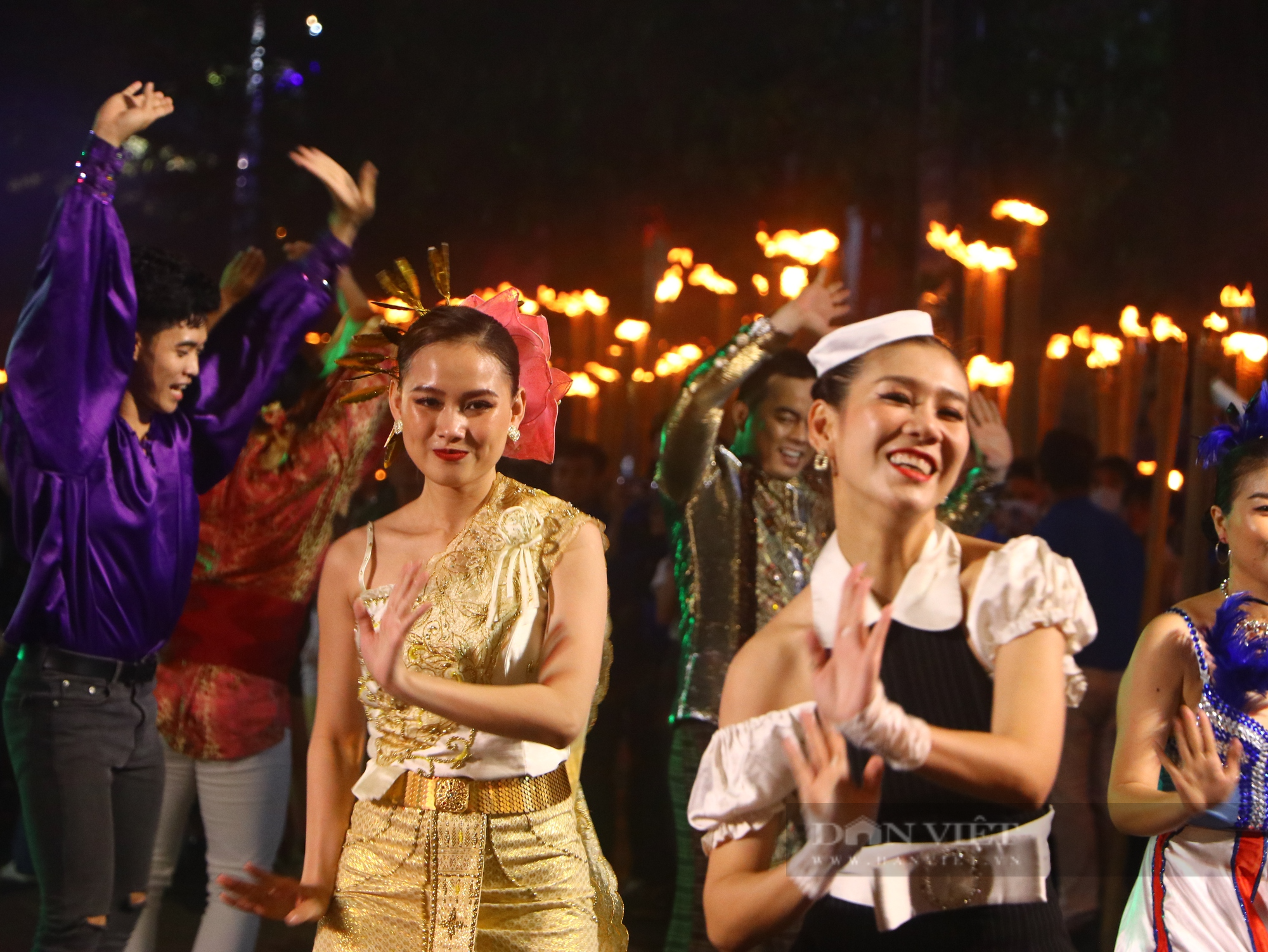 300 ngọn đuốc được thắp lên tại ngày khai mạc Lễ hội Thanh niên - Ảnh 5.