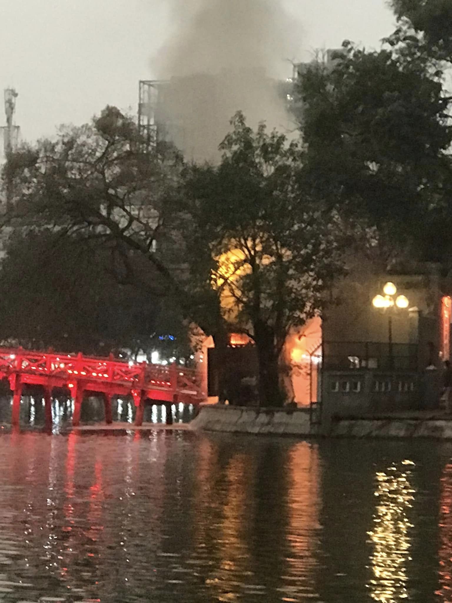 Hà Nội: Cháy bốt thu vé trước cầu Thê Húc - Ảnh 1.
