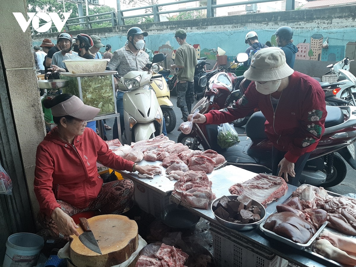 Giá heo hơi giảm sâu nhưng giá thịt heo chợ vẫn đứng yên - Ảnh 2.