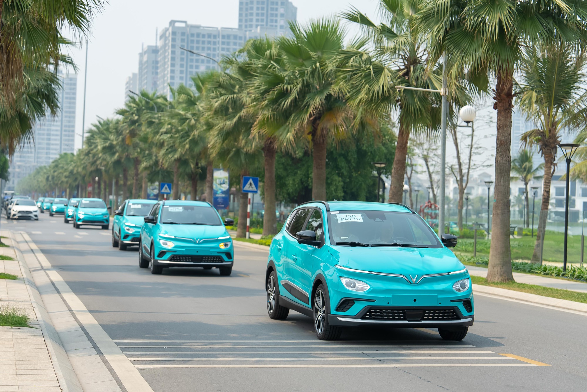 Chốt thời gian taxi điện, xe máy điện VinFast hoạt động tại Hà Nội - Ảnh 1. Chốt thời gian taxi điện, xe máy điện VinFast hoạt động tại Hà Nội - Ảnh 1.