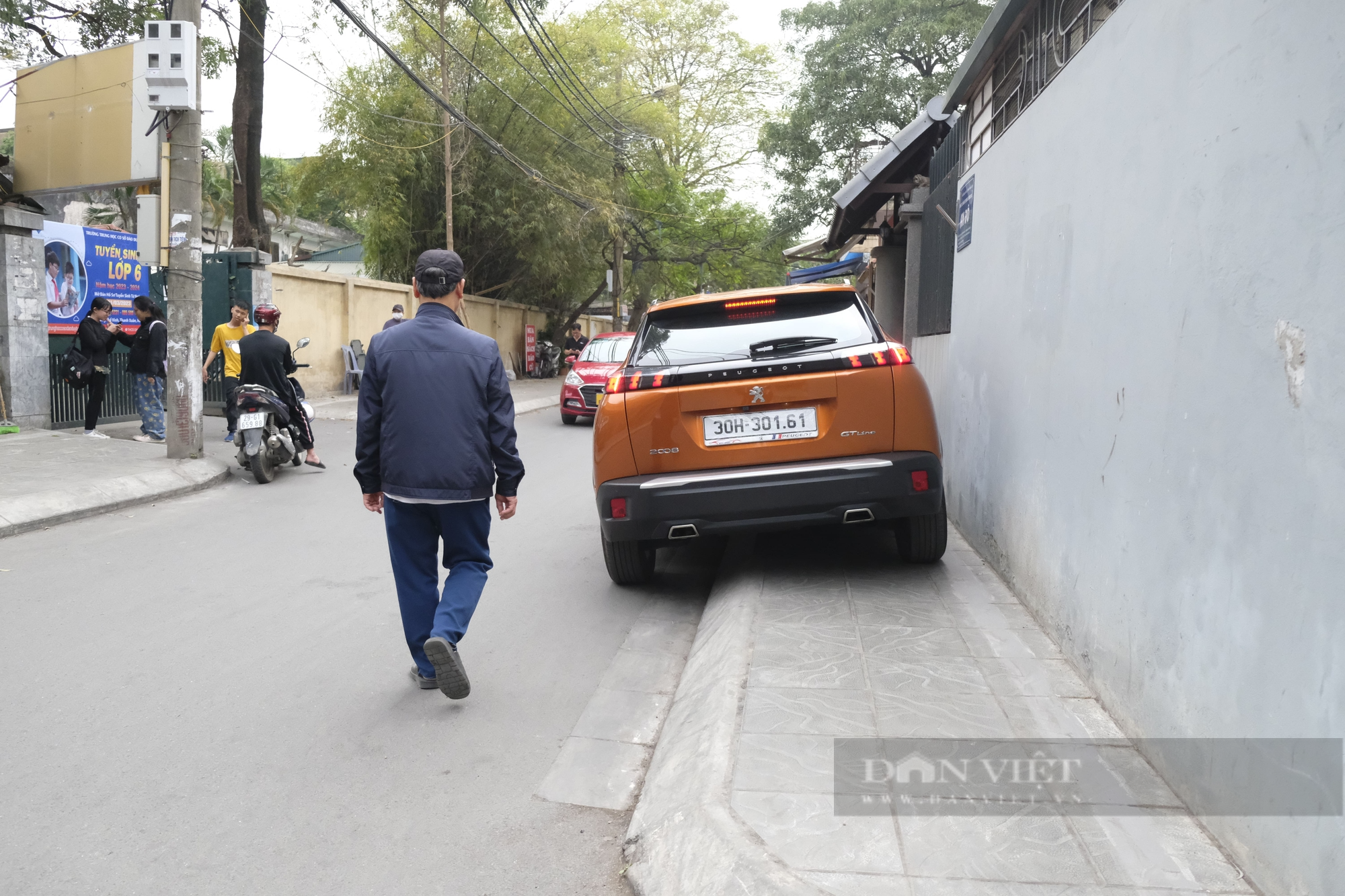 Vì sao không có biển cấm nhưng không được phép đỗ xe? - Ảnh 1.