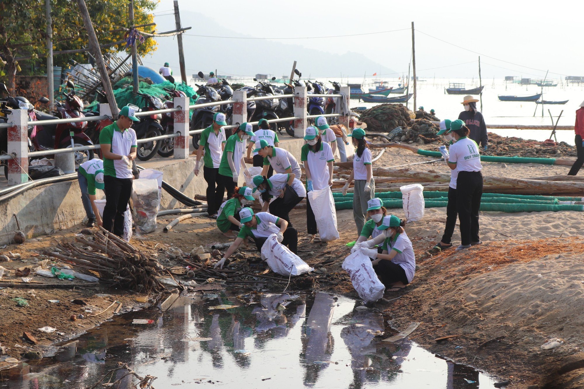 Nha Trang: Trên 115 thanh niên ra quân làm sạch môi trường - Ảnh 1. Nha Trang: Trên 115 thanh niên ra quân làm sạch môi trường - Ảnh 1.